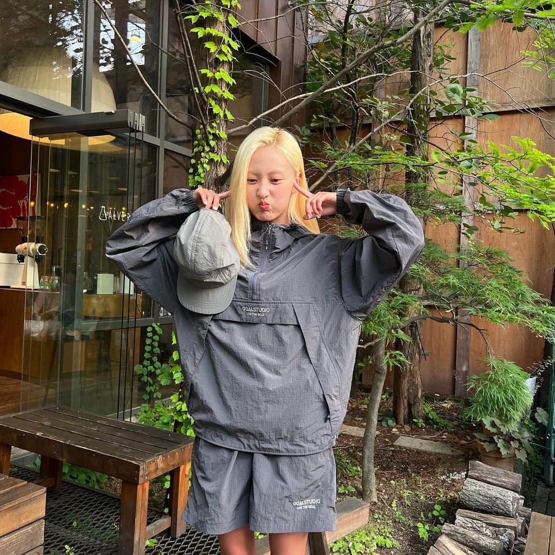 ヘリョン さんのインスタグラム写真 - (ヘリョン Instagram)「나무의자 앉을땐 가시 조심 👀」6月22日 21時41分 - haeryung_na_