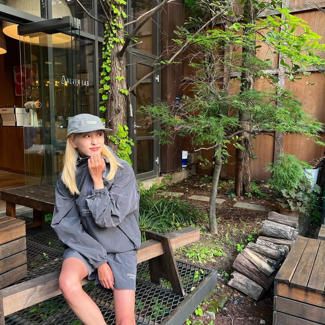 ヘリョン さんのインスタグラム写真 - (ヘリョン Instagram)「나무의자 앉을땐 가시 조심 👀」6月22日 21時41分 - haeryung_na_