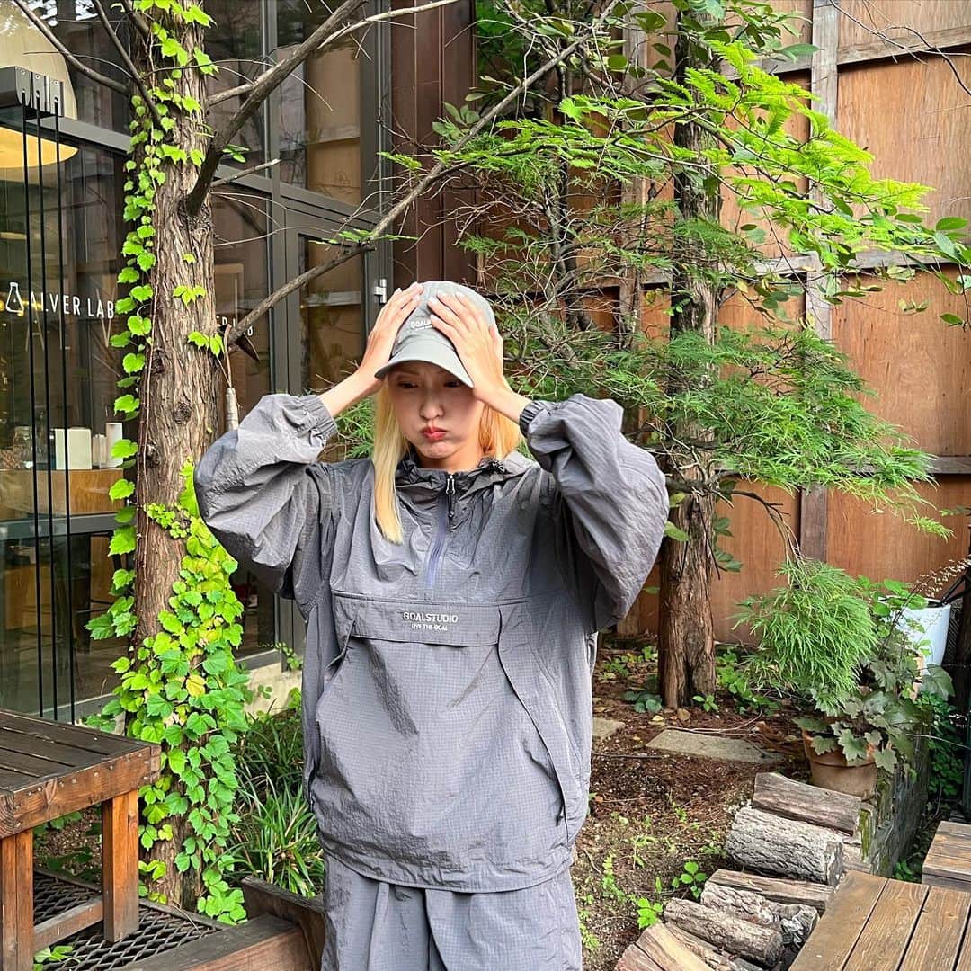 ヘリョン のインスタグラム：「나무의자 앉을땐 가시 조심 👀」