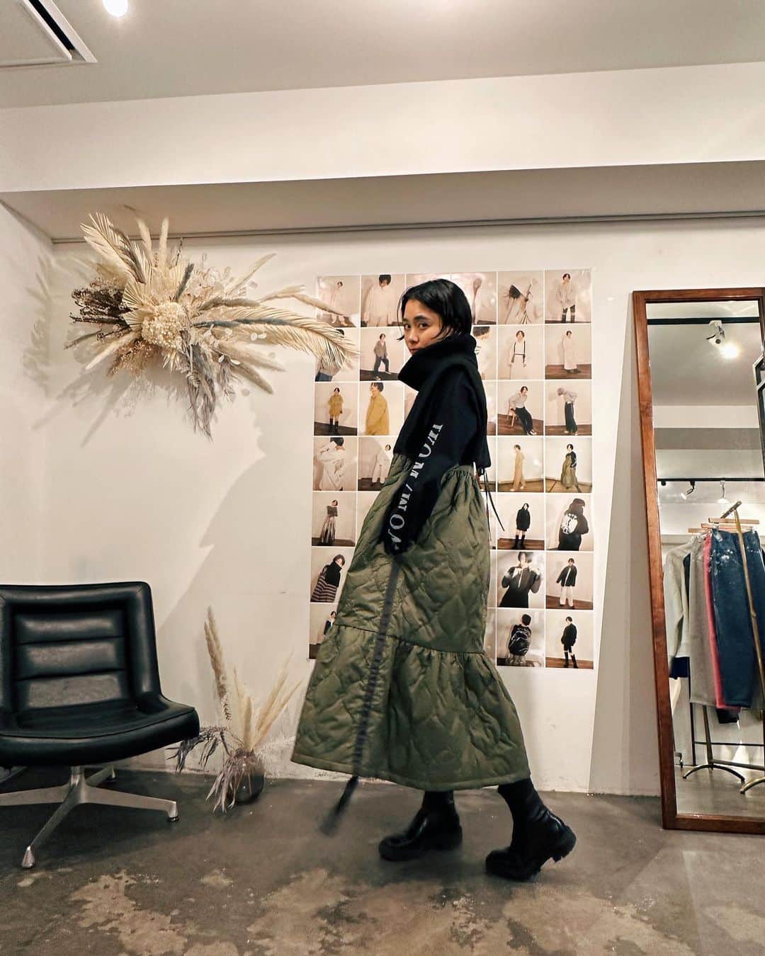 忍舞のインスタグラム：「展示会１日目コーデ  推しワンピ💚 カーキとブラックあって悩む 中のロンTもホンガマさんとコラボで可愛い！！ 首元にネックウォーマーつけたら そのコーデも可愛かった🤤  軽いし可愛いワンピです。 砂かけられても大丈夫w 肩紐で調節可能なので 身長問いません👍  明日は何着ようかなーん。  #wom #wom0604 #しのぶんコーデ」