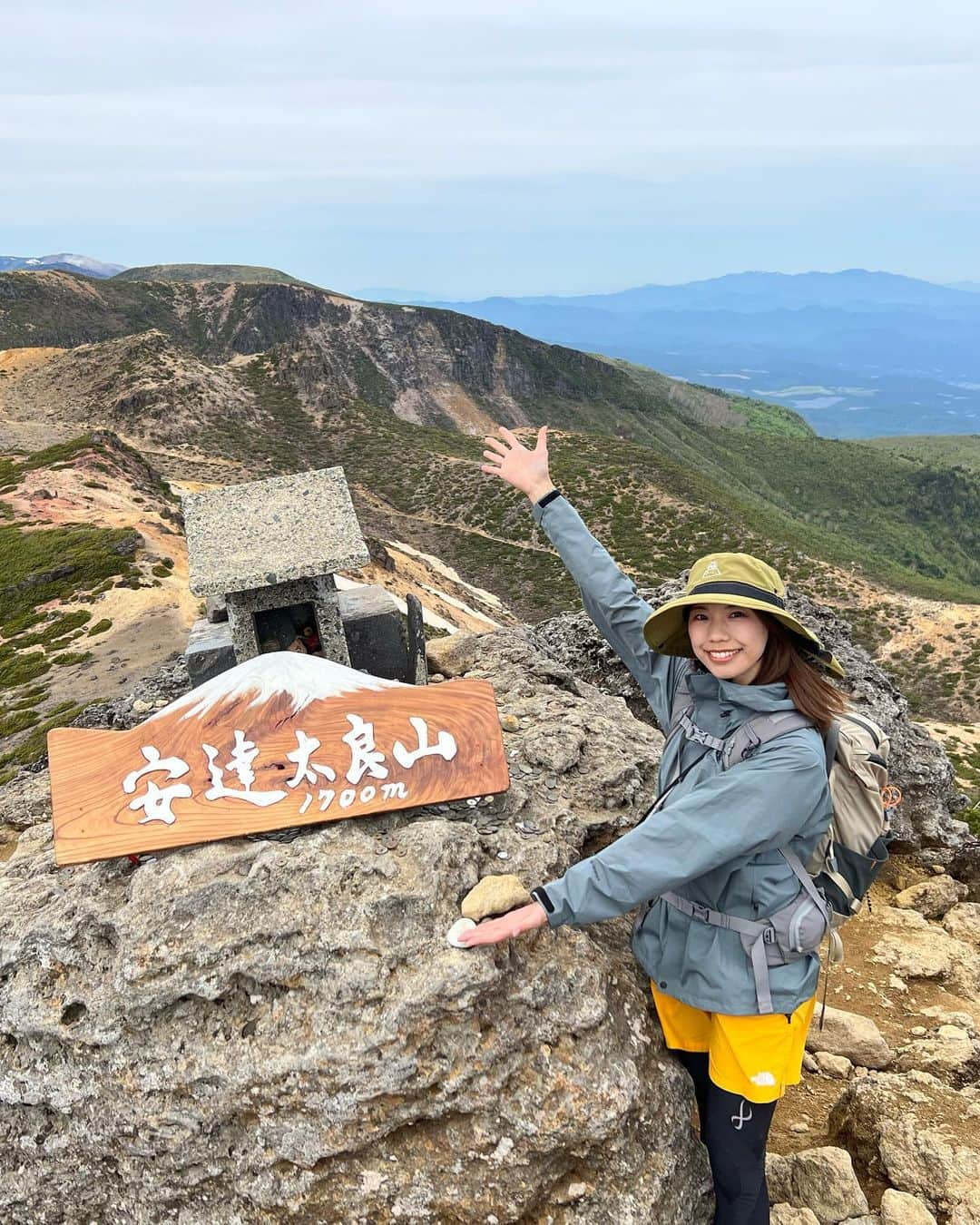 桐谷蝶々のインスタグラム：「5月に安達太良山（あだたらやま）登ってきた時の写真です🏃‍♀️  初めての福島県の山〜☺️ 日本百名山の1座！ この新しい看板可愛いかった〜  振り返ると綺麗な景色が広がっていて感動しました💓  事前に聞いていた通り山頂は爆風🌪 岩陰でお昼ご飯食べました🍙  私は奥岳登山口から反時計回りに登りました⛰ くろがね小屋は工事中でお休み。  登山後は、奥岳の湯で温泉に入りました♨️ 山を見ながら入る露天風呂最高でした！  ここはロープウェイもあるので、オススメです！ また行きたいです😍  📍安達太良山（あだたらやま）標高1700m 福島県の山 東京駅→郡山駅まで新幹線 二本松駅からバスで奥岳登山口へ  #安達太良山 #安達太良山登山  #登山 #登山コーデ #登山女子 #登山ファッション #登山が好き #東北の山 #福島の山 #日帰り登山 #山 #岳温泉 #登山後の温泉」