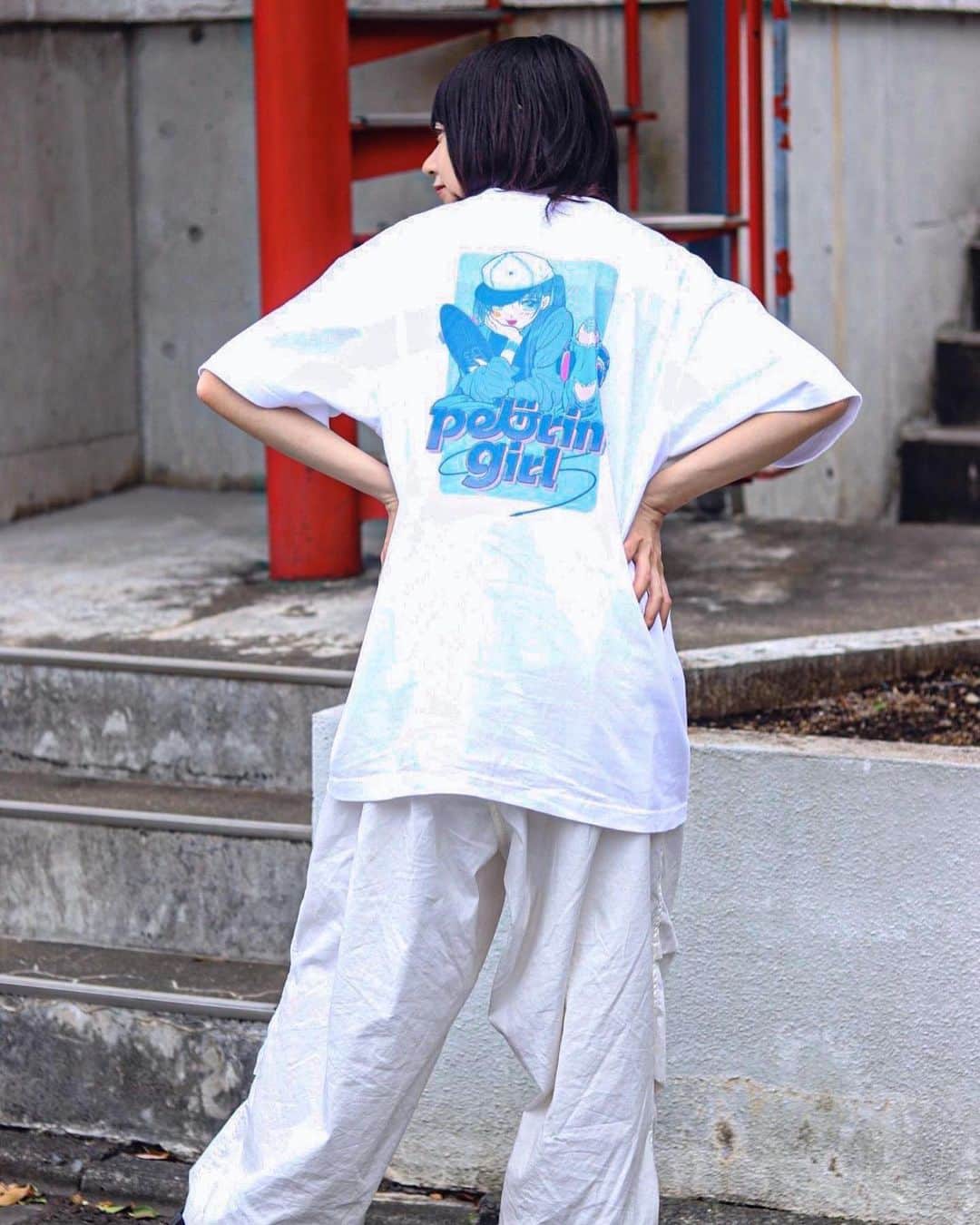 佐藤なつみのインスタグラム：「【📢ONLINE STORE 6/23(金)20:00 START】  オンラインストアのURLが公開されました！💙  ・ストーリー ・プロフィール欄にあるURL から飛べるようにします✨  今回も新しいオンラインストアでの販売となりますので、 気になっている方は事前にチェックしておいて下さいね❤️‍🔥  現地に行けない方、いち早くグッズが欲しい！ という方は是非ご利用下さい😊💙 個展会場優先で在庫を確保している為、 一部商品売り切れが予想されます🙇‍♀️ 気になっている方はお早めに…！  https://asobisystem.shop/shops/satonatsumi?utm_source=twitter&utm_medium=sns&utm_campaign=sn_pelorigirl  #illustration #illustrator #90s  #イラスト#女の子イラスト #ガールズイラスト #古着女子 #古着コーデ #古着 #イラストレーター#ステッカー #Ｔシャツ #ストリート系女子 #ストリート」