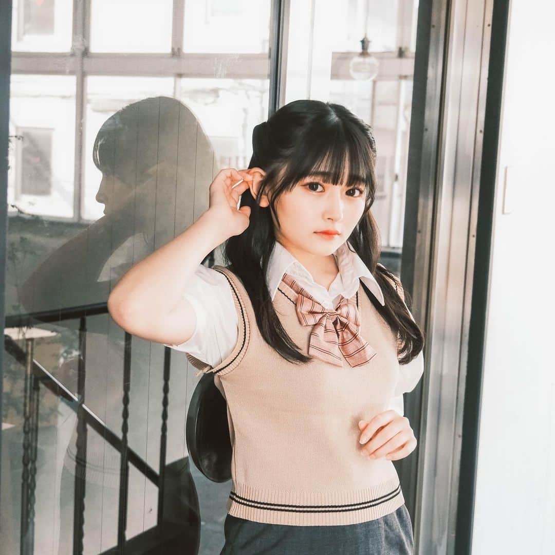 石橋颯のインスタグラム：「雑誌の表紙をさせて頂いた時の オフショット〜📸💭  ･ ･ ･  #idolfile #ootd #instagood #instalike #followme #いいね#アイドル  #韓国制服  #制服  #ハーフアップ  #リボン」
