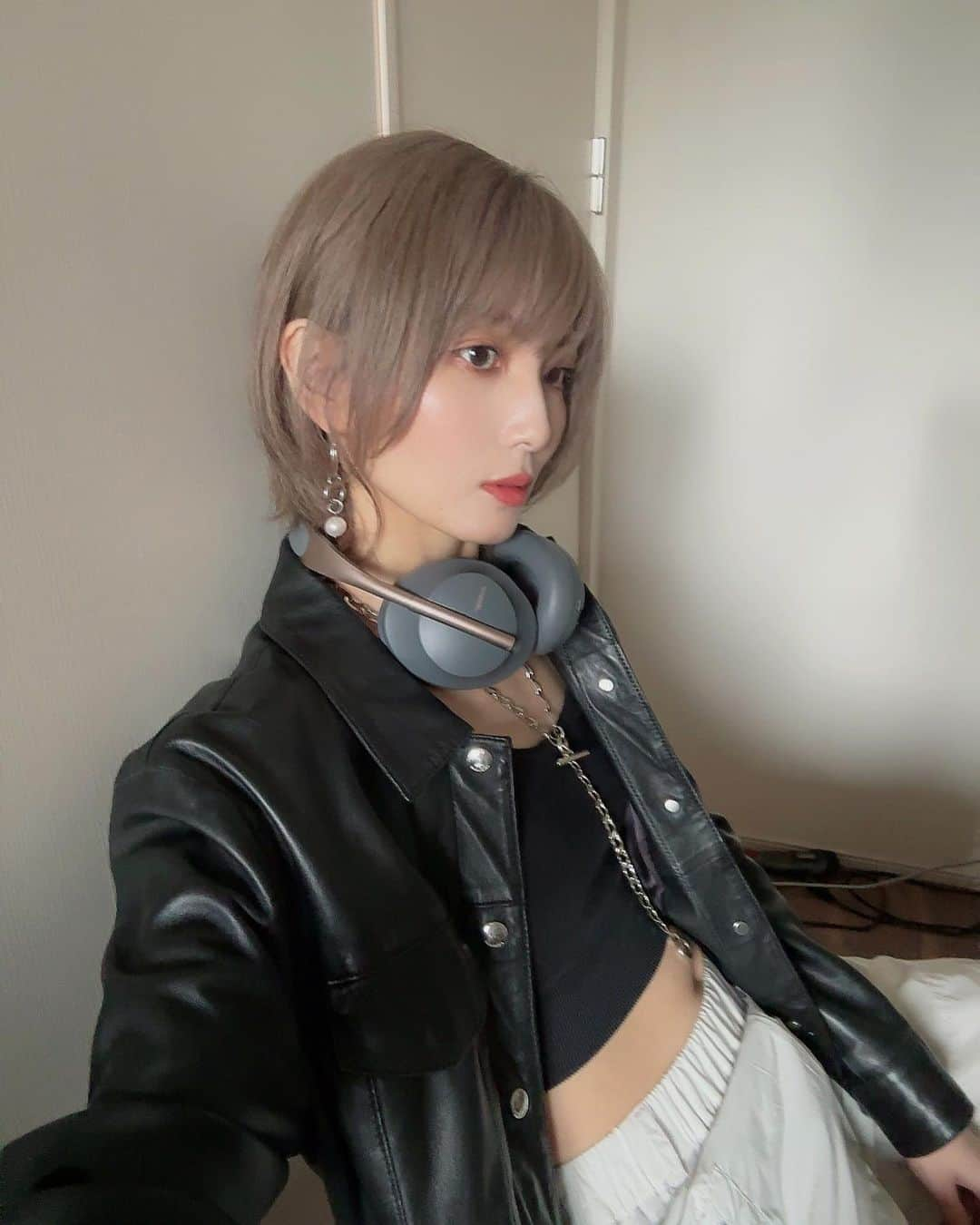 サキのインスタグラム：「@saki.h912   髪色パープル→グレー→ベージュになっていく過程が好きすぎる  🎧　@bose   Color @komo.riyahiroto   #ファッションコーデ #coordinate #ストリートファッション #カジュアルファッション #トレンドファッション #モード系ファッション #ロックファッション #ユニセックスファッション #モード系 #モノトーンファッション #パンクファッション #モノクロファッション #モノトーンコーデ #モノクロスタイル  #ブラックファッション  #モノクロモード #モノクロスタイリング #ウルフカット #ウルフ #ショートウルフ #グレージュカラー」