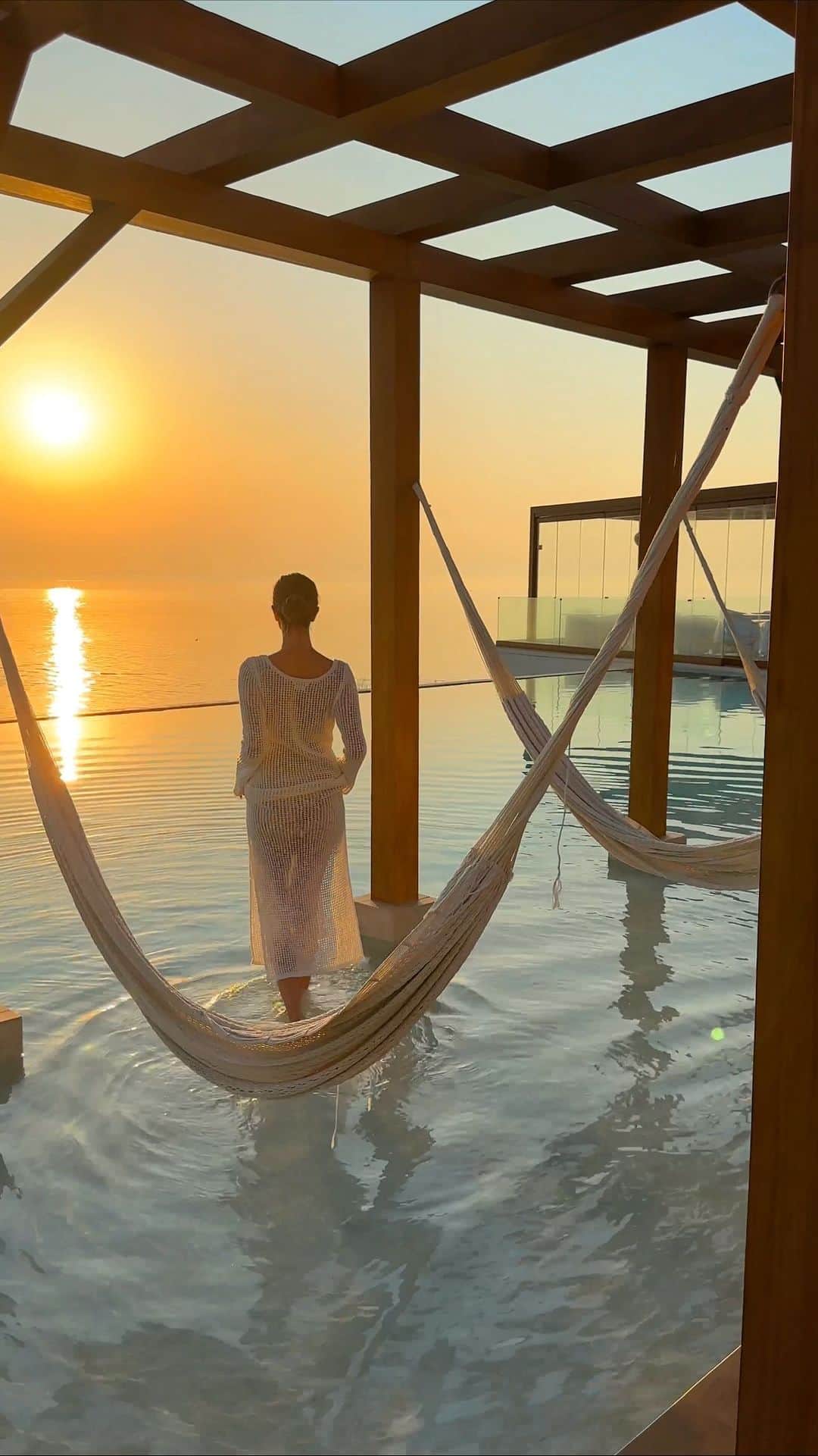 タラ・ミルクティーのインスタグラム：「in a dream, @lesantecape 💭 #zakynthos #greece」
