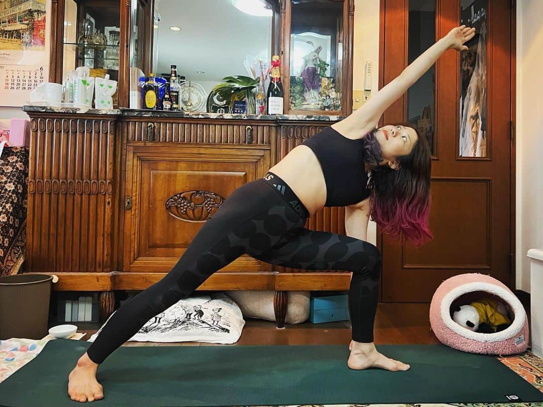 のインスタグラム：「本日の #workout #yoga @purnatraki   #オンライン #ヨガ #パールシュバコナーサナ  #体側を伸ばすポーズ  #太もも #外側 #キープ #難しい #まだまだ #深めます #あきちゃん #いつもありがとう  #アディダスマリメッコ #adidasmarimekko  @adidastokyo  @marimekkojapan   本日は22時すぎから #ツイキャス #インスタライブ #生配信 だよ💜 遊びにきてねー🙋‍♀️✨  ツイキャス🕊 https://twitcasting.tv/yukko1112  Instagram📱 http://instagram.com/kajiyukiko1112/」