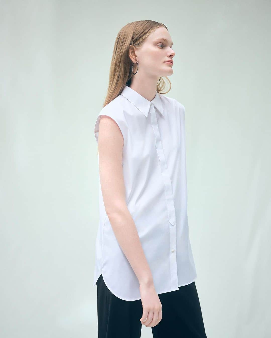 Theory luxe official account.のインスタグラム：「［BREEZY SUMMER TOPS］  一枚でサマになるトップス。  ワンツースタイルが主流になる夏こそ、そんな着映えする一枚が実力を発揮するとき。  シルエットやディテールにこだわり、シンプルだけでは終わらない 着こなしに華を添えるサマートップスが勢揃い。  #theoryluxe #セオリーリュクス  #シャツ #ブラウス #ノースリーブシャツ #きれいめコーデ #パンツスタイル #ワイドパンツ #モノトーン #モノトーンコーデ #きれいめカジュアル」