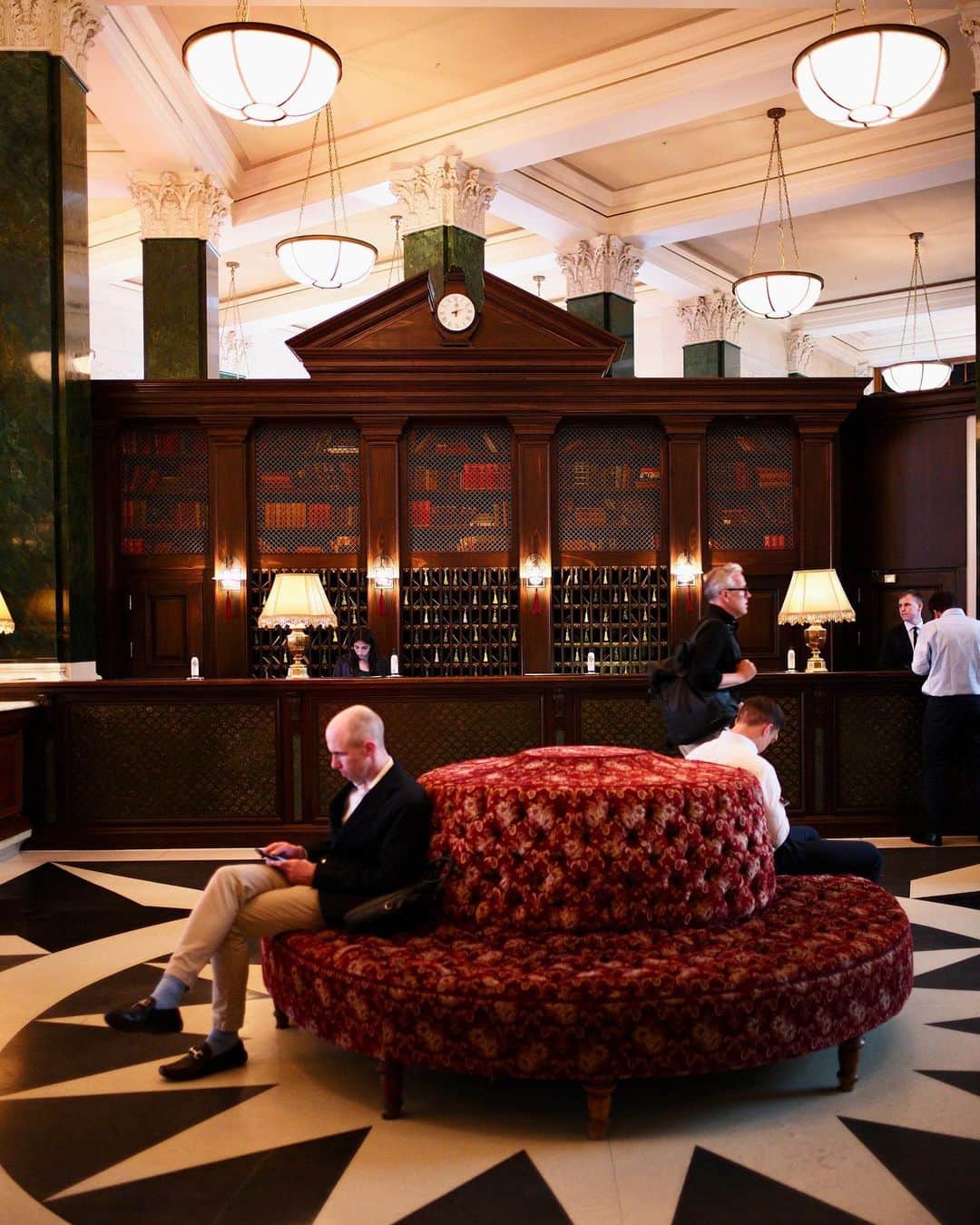 吉田拓巳さんのインスタグラム写真 - (吉田拓巳Instagram)「バーゼルからロンドンへ移動して、1925年に建てられた当時は世界で一番大きかった銀行をリノベーションしたホテルに。  @thenedlondon   #TheNed  #TheNedLondon」6月22日 21時53分 - tkmivj