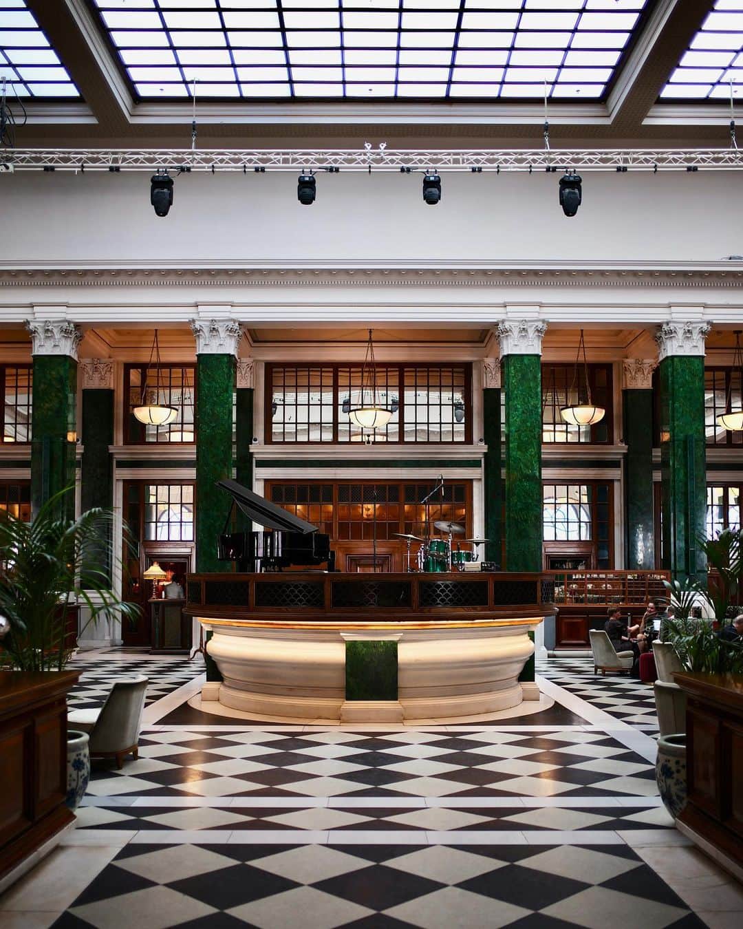 吉田拓巳のインスタグラム：「バーゼルからロンドンへ移動して、1925年に建てられた当時は世界で一番大きかった銀行をリノベーションしたホテルに。  @thenedlondon   #TheNed  #TheNedLondon」