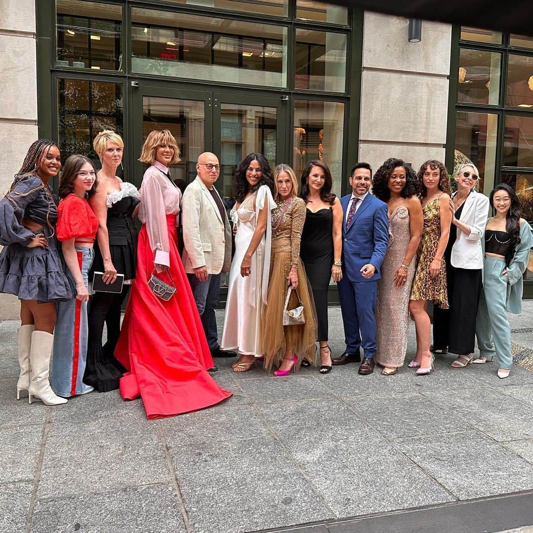 サラ・ジェシカ・パーカーさんのインスタグラム写真 - (サラ・ジェシカ・パーカーInstagram)「Some images from the last few weeks.  Celebrating the past and the present. Love to this cast. (Those pictured and those not!) Love to our crew. Love to the city we are lucky enough to call home. And love to the audiences who have been by our side for 25 years. @justlikethatmax Season 2 has finally arrived. Watch now on @streamonmax. X, SJ​​」6月22日 21時53分 - sarahjessicaparker