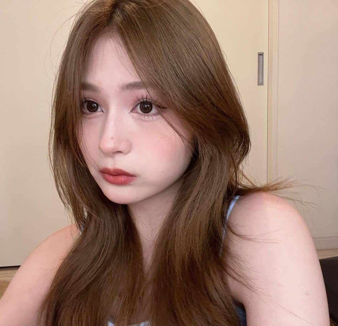 椎名亜美のインスタグラム：「ギャルメイクどう？🙃なし？あり？🙃」