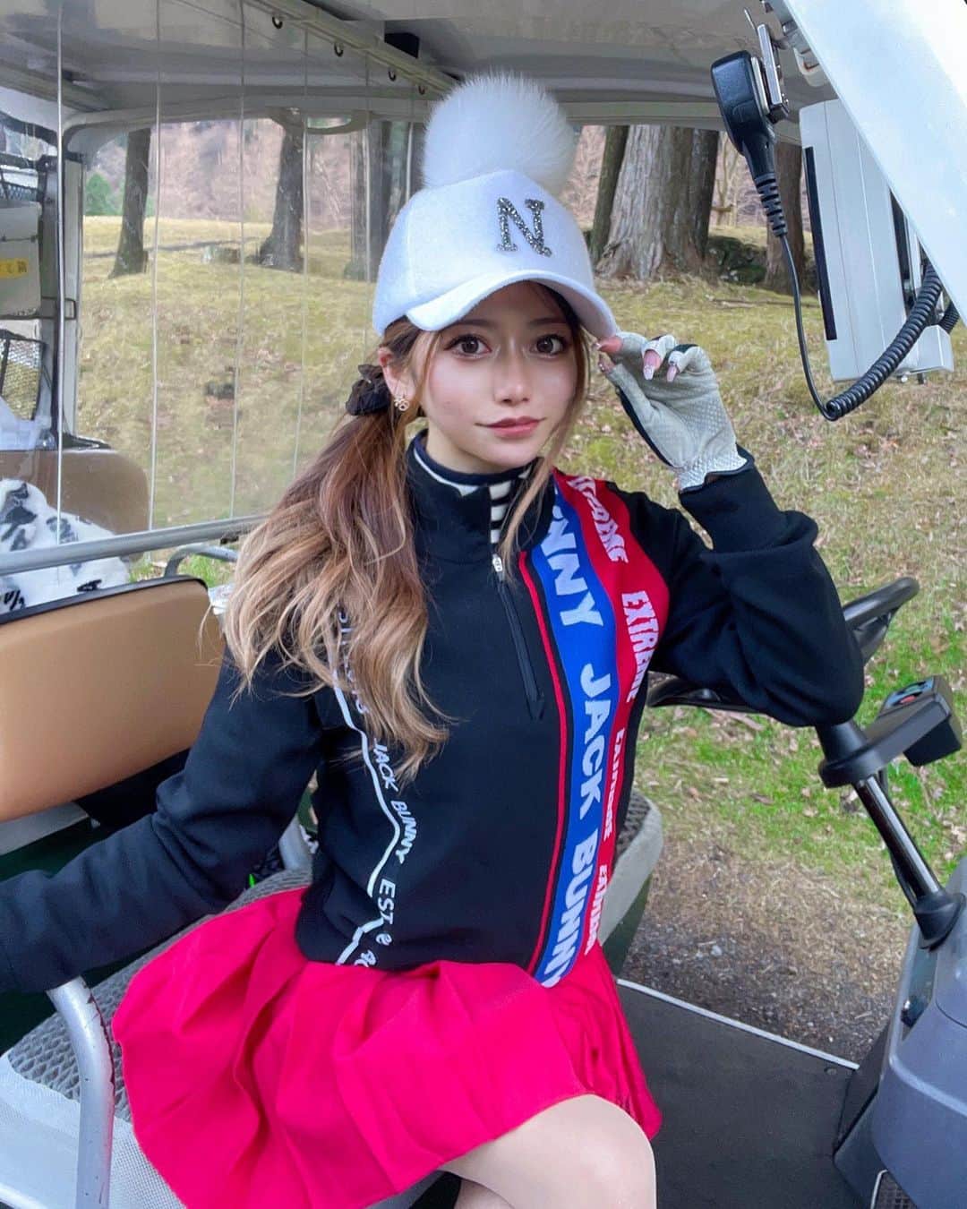 𝐊𝐎𝐘𝐔𝐏𝐈𝐏𝐈 のインスタグラム：「🏌🏻‍♀️♥️🏌🏻  👚#jackbunny   褒めて伸びる性格です よろしくおねがいします  #箱根 #箱根ゴルフ #箱根湖畔ゴルフコース #ゴルフ女子 #ゴルフウェア #ゴルフコーデ」