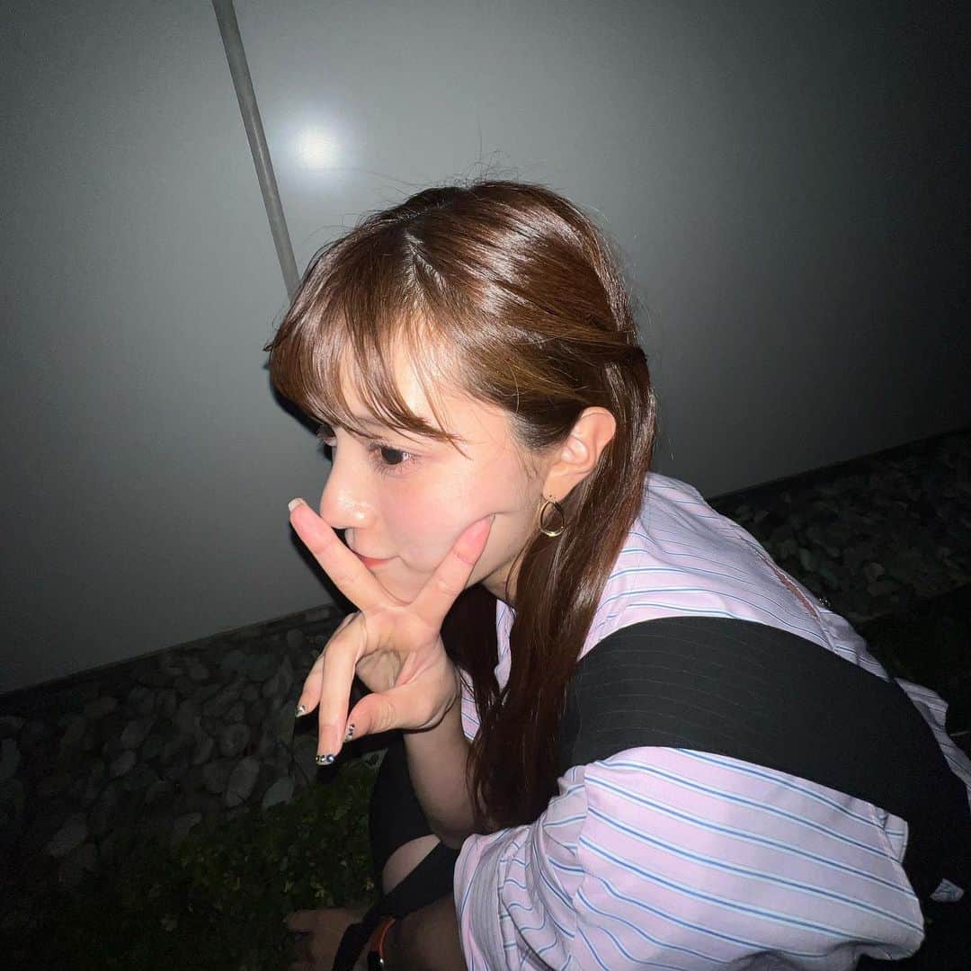 のインスタグラム：「💡✌️ 暗いところで フラッシュで写真を撮るのが流行りとか📸 （絶対的信頼ねお情報🫶） 確かに肌綺麗に見えますよね！？ * #三谷の衣装#ジュエリー#jewelry#アクセサリー#accessory#フラッシュ#flash#流行り#流行#ピアス#pierce#盛れる#テレビ朝日#アナウンサー#三谷紬」
