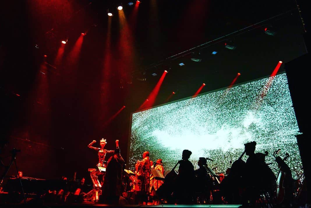 渋谷慶一郎さんのインスタグラム写真 - (渋谷慶一郎Instagram)「Last night was the opening night of my android opera "MIRROR" at Theatre du Chatelet. Thank you to everyone who came and to the performers and staff. I am looking forward to seeing it get better and better from here. The process of realization was so hard that I actually don't feel like the first performance is over yet. I think both humans and androids will evolve even further today and tomorrow, so please look forward to it.  昨夜、Theatre du Chatelet で私のアンドロイドオペラ「MIRROR 」の初日を迎えることが出来ました。来てくれた皆様、出演者、スタッフありがとう。ここからどんどん良くなりそうで楽しみ。実現のプロセスが大変過ぎたから実はまだ初演が終わった実感がない。今日と明日、人間もアンドロイドもさらに進化しますように😏  Photos @thomasamouroux」6月22日 22時04分 - keiichiroshibuy