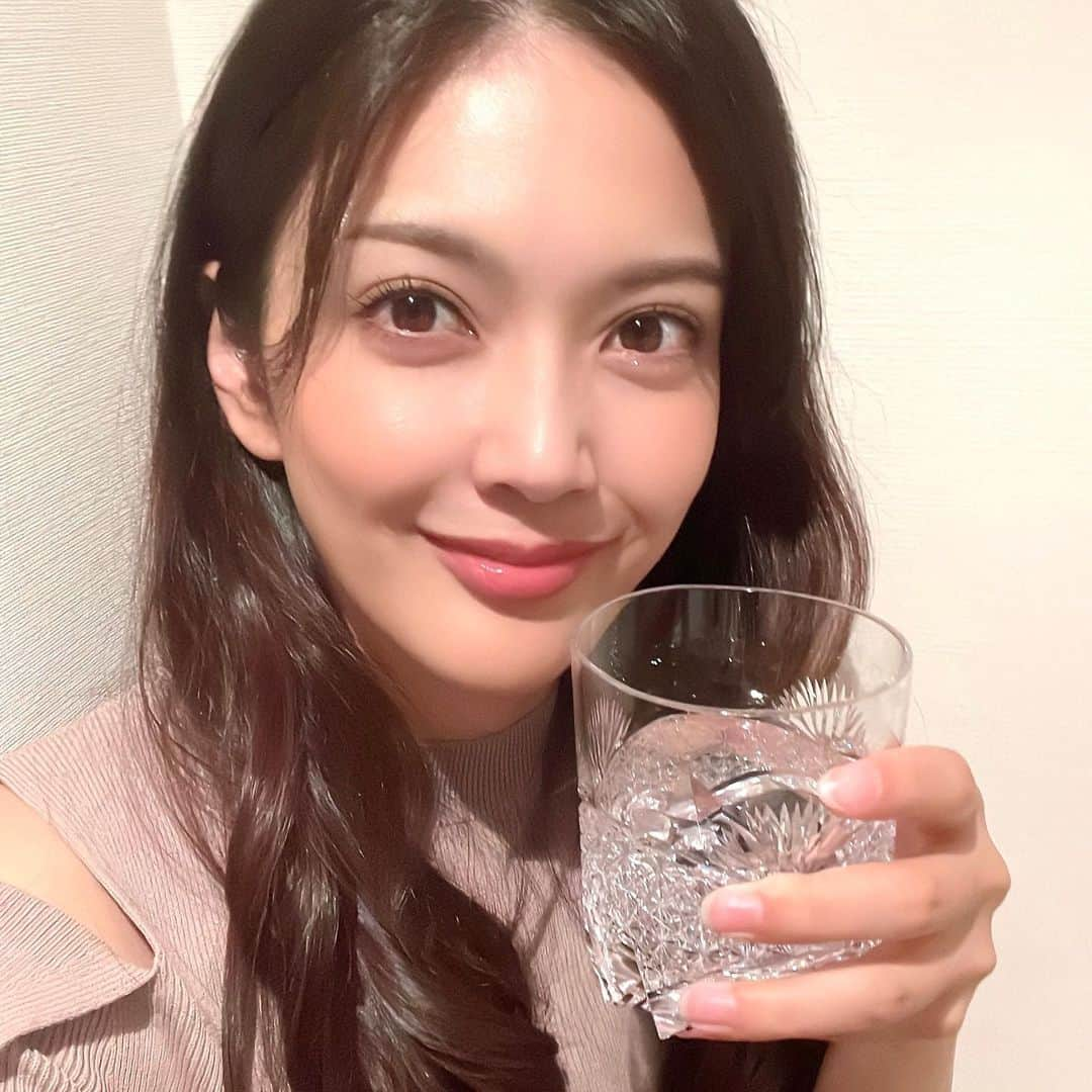 田中道子のインスタグラム：「気付けばあっという間に、６月後半🥹✨ 今年の半分がもう終わりますね〜！ みなさん、年始にたてた目標は順調ですか？😆私は…ぼちぼちかな🤭 最近は暑すぎて…生きてるだけで偉い！と自分を褒めながら頑張ってるよ〜😭✨ 皆も自分を労わりながら頑張ろうね🥺❤️ 近頃家でゆっくりする時間もなかったから、お酒飲みながらゆっくり反省会。いや、激励会？🥳 今回のグラスは、菊つなぎ紋っていう、江戸切子の中でも最も難しいと言われるカットなんだって✨大胆で美しい柄だよね〜🥰 綺麗なグラスで飲むと鬱々とした気がパッと晴れて気分良く飲める🥳✨下半期も頑張るぞー💪  #カガミクリスタル #kagamicrystal #江戸切子 #kagami」