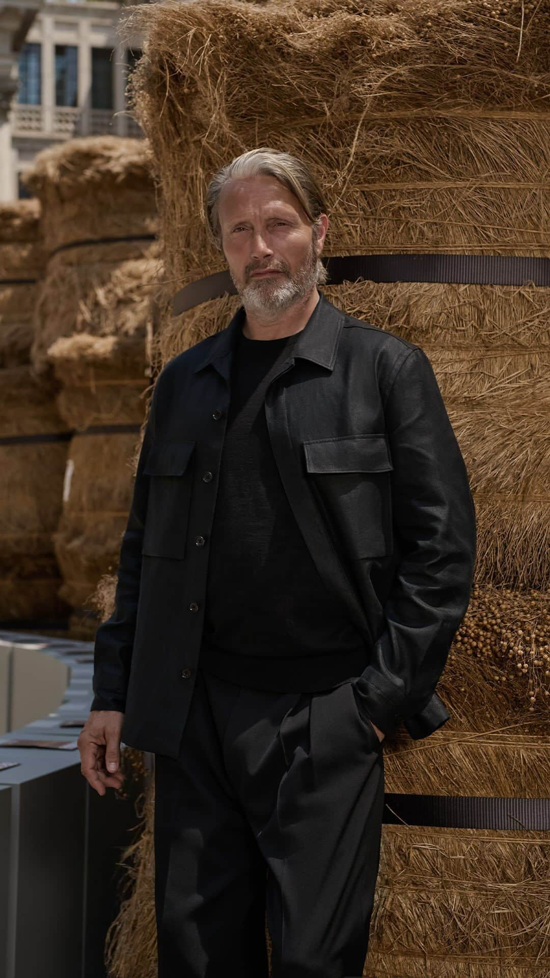 マッツ・ミケルセンのインスタグラム：「Global Ambassador @theofficialmads attends the L’Oasi di Lino Summer 2024 Fashion Show. Held at the historic Piazza San Fedele in the heart of Milan, the Collection features Oasi Lino, the fibres of which @zegnaofficial commits to certifying as 100% traceable by 2024.  #ZEGNASS24  #OASILINO」