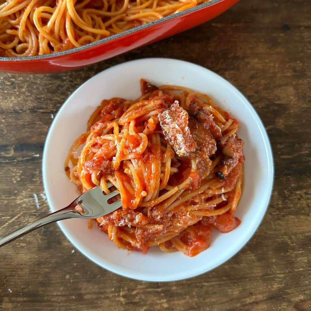 Tesshiさんのインスタグラム写真 - (TesshiInstagram)「お鍋ひとつでトマトソーススパゲッティ→半分スパゲッティグラタン One pot spaghetti with tomato sauce and spaghetti gratin #yummy #homemade #healthy #pasta #spaghetti #tomatosauce #onepotmeal #gratin #おいしい #パスタ #スパゲッティ #トマトソース #ワンパンレシピ #グラタン #マカロニメイト #フーディーテーブル #手作り  2人分→オリーブオイル大2、にんにく1かけ、赤唐辛子1本、ベーコン40g、玉ねぎ1/4個、日本酒orワイン大2〜、トマト缶1缶、水トマト缶1缶分、塩小1/2〜1、麺200g、パルミジャーノ•レッジャーノ、塩胡椒など Serves 2… 2 tbsp olive oil, 1 clove garlic, 1 chili, 40g bacon, 1/4 onion, 2~ tbsp sake or wine, 1 canned tomatoes, 1 can’s worth of water, 1/2~1 tsp salt, 200g spaghetti, Parmigiano Reggiano, salt and pepper…  帰りが遅い人のスパゲッティグラタン トマトソーススパゲッティ、ホワイトソース、チーズ、パン粉 Spaghetti gratin… tomato sauce spaghetti, white sauce, cheese, Panko  電子レンジでホワイトソース バター大1→500w10秒→小麦粉大1を加えかき混ぜ→牛乳100ml〜少しずつ混ぜてなじませる→500w40秒→かき混ぜ→とろみが付くまで繰り返し、、お好みでコンソメひとつまみ、塩胡椒など Microwave white sauce… 1 tbsp butter… microwave at 500w for 10 seconds… add 1 tbsp flour and stir… add 1/2~ cup milk little by little… microwave at 500w 40 seconds… stir… microwave again until blended and smooth… add a pinch of stock powder, salt and pepper」6月22日 22時00分 - tmytsm