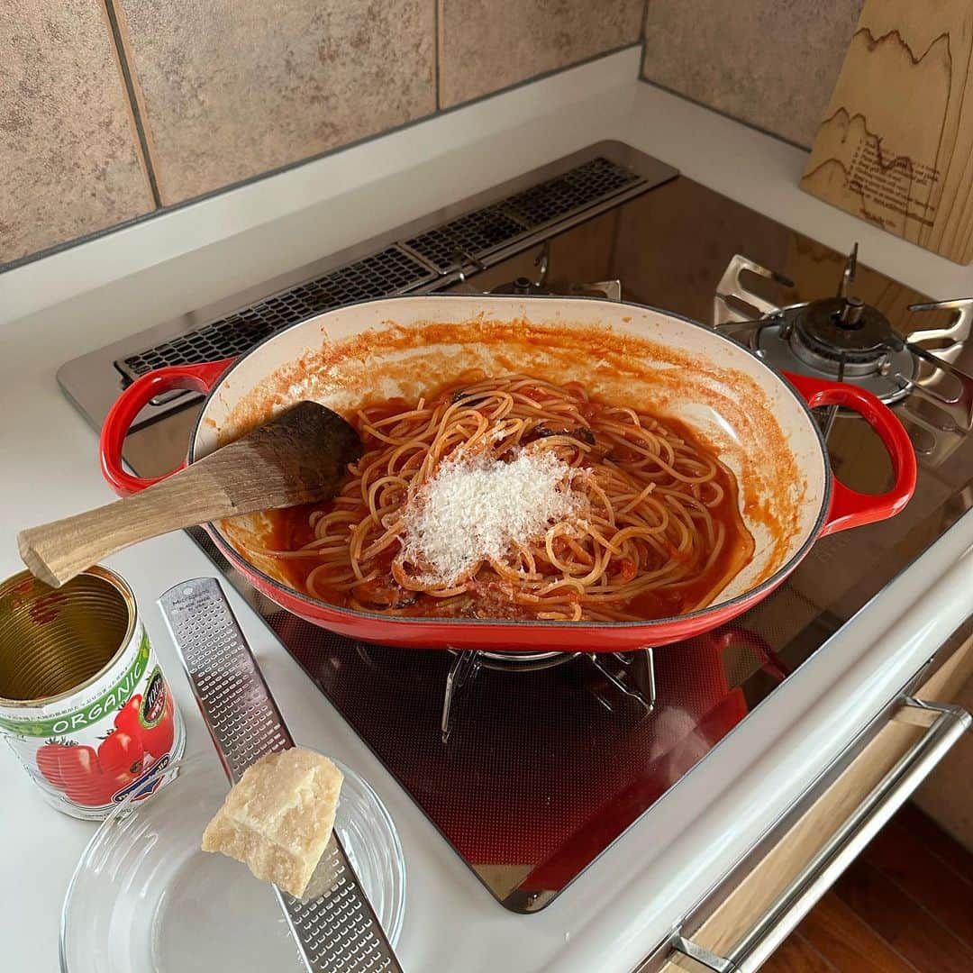 Tesshiさんのインスタグラム写真 - (TesshiInstagram)「お鍋ひとつでトマトソーススパゲッティ→半分スパゲッティグラタン One pot spaghetti with tomato sauce and spaghetti gratin #yummy #homemade #healthy #pasta #spaghetti #tomatosauce #onepotmeal #gratin #おいしい #パスタ #スパゲッティ #トマトソース #ワンパンレシピ #グラタン #マカロニメイト #フーディーテーブル #手作り  2人分→オリーブオイル大2、にんにく1かけ、赤唐辛子1本、ベーコン40g、玉ねぎ1/4個、日本酒orワイン大2〜、トマト缶1缶、水トマト缶1缶分、塩小1/2〜1、麺200g、パルミジャーノ•レッジャーノ、塩胡椒など Serves 2… 2 tbsp olive oil, 1 clove garlic, 1 chili, 40g bacon, 1/4 onion, 2~ tbsp sake or wine, 1 canned tomatoes, 1 can’s worth of water, 1/2~1 tsp salt, 200g spaghetti, Parmigiano Reggiano, salt and pepper…  帰りが遅い人のスパゲッティグラタン トマトソーススパゲッティ、ホワイトソース、チーズ、パン粉 Spaghetti gratin… tomato sauce spaghetti, white sauce, cheese, Panko  電子レンジでホワイトソース バター大1→500w10秒→小麦粉大1を加えかき混ぜ→牛乳100ml〜少しずつ混ぜてなじませる→500w40秒→かき混ぜ→とろみが付くまで繰り返し、、お好みでコンソメひとつまみ、塩胡椒など Microwave white sauce… 1 tbsp butter… microwave at 500w for 10 seconds… add 1 tbsp flour and stir… add 1/2~ cup milk little by little… microwave at 500w 40 seconds… stir… microwave again until blended and smooth… add a pinch of stock powder, salt and pepper」6月22日 22時00分 - tmytsm