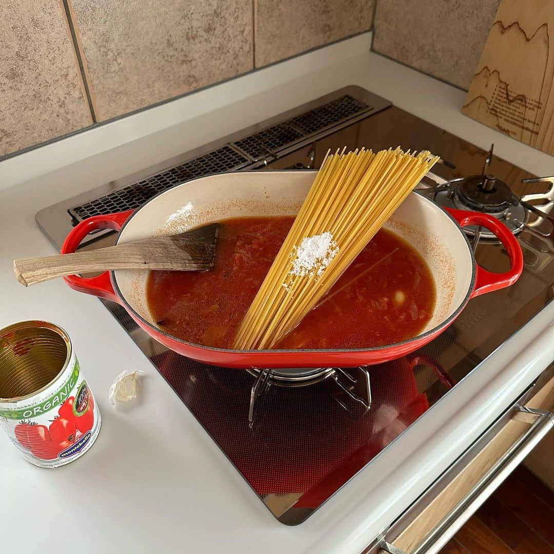 Tesshiさんのインスタグラム写真 - (TesshiInstagram)「お鍋ひとつでトマトソーススパゲッティ→半分スパゲッティグラタン One pot spaghetti with tomato sauce and spaghetti gratin #yummy #homemade #healthy #pasta #spaghetti #tomatosauce #onepotmeal #gratin #おいしい #パスタ #スパゲッティ #トマトソース #ワンパンレシピ #グラタン #マカロニメイト #フーディーテーブル #手作り  2人分→オリーブオイル大2、にんにく1かけ、赤唐辛子1本、ベーコン40g、玉ねぎ1/4個、日本酒orワイン大2〜、トマト缶1缶、水トマト缶1缶分、塩小1/2〜1、麺200g、パルミジャーノ•レッジャーノ、塩胡椒など Serves 2… 2 tbsp olive oil, 1 clove garlic, 1 chili, 40g bacon, 1/4 onion, 2~ tbsp sake or wine, 1 canned tomatoes, 1 can’s worth of water, 1/2~1 tsp salt, 200g spaghetti, Parmigiano Reggiano, salt and pepper…  帰りが遅い人のスパゲッティグラタン トマトソーススパゲッティ、ホワイトソース、チーズ、パン粉 Spaghetti gratin… tomato sauce spaghetti, white sauce, cheese, Panko  電子レンジでホワイトソース バター大1→500w10秒→小麦粉大1を加えかき混ぜ→牛乳100ml〜少しずつ混ぜてなじませる→500w40秒→かき混ぜ→とろみが付くまで繰り返し、、お好みでコンソメひとつまみ、塩胡椒など Microwave white sauce… 1 tbsp butter… microwave at 500w for 10 seconds… add 1 tbsp flour and stir… add 1/2~ cup milk little by little… microwave at 500w 40 seconds… stir… microwave again until blended and smooth… add a pinch of stock powder, salt and pepper」6月22日 22時00分 - tmytsm