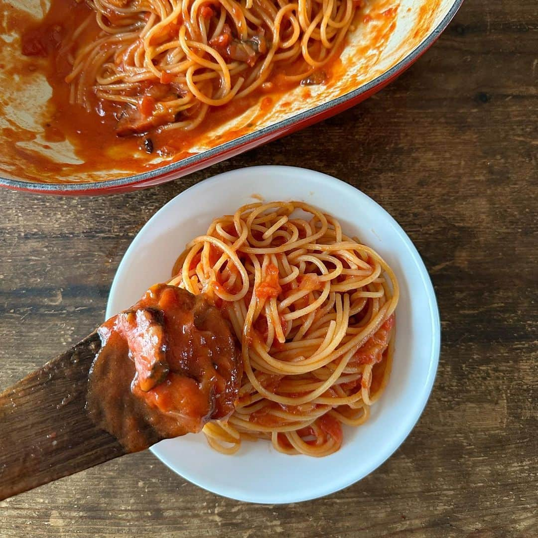 Tesshiさんのインスタグラム写真 - (TesshiInstagram)「お鍋ひとつでトマトソーススパゲッティ→半分スパゲッティグラタン One pot spaghetti with tomato sauce and spaghetti gratin #yummy #homemade #healthy #pasta #spaghetti #tomatosauce #onepotmeal #gratin #おいしい #パスタ #スパゲッティ #トマトソース #ワンパンレシピ #グラタン #マカロニメイト #フーディーテーブル #手作り  2人分→オリーブオイル大2、にんにく1かけ、赤唐辛子1本、ベーコン40g、玉ねぎ1/4個、日本酒orワイン大2〜、トマト缶1缶、水トマト缶1缶分、塩小1/2〜1、麺200g、パルミジャーノ•レッジャーノ、塩胡椒など Serves 2… 2 tbsp olive oil, 1 clove garlic, 1 chili, 40g bacon, 1/4 onion, 2~ tbsp sake or wine, 1 canned tomatoes, 1 can’s worth of water, 1/2~1 tsp salt, 200g spaghetti, Parmigiano Reggiano, salt and pepper…  帰りが遅い人のスパゲッティグラタン トマトソーススパゲッティ、ホワイトソース、チーズ、パン粉 Spaghetti gratin… tomato sauce spaghetti, white sauce, cheese, Panko  電子レンジでホワイトソース バター大1→500w10秒→小麦粉大1を加えかき混ぜ→牛乳100ml〜少しずつ混ぜてなじませる→500w40秒→かき混ぜ→とろみが付くまで繰り返し、、お好みでコンソメひとつまみ、塩胡椒など Microwave white sauce… 1 tbsp butter… microwave at 500w for 10 seconds… add 1 tbsp flour and stir… add 1/2~ cup milk little by little… microwave at 500w 40 seconds… stir… microwave again until blended and smooth… add a pinch of stock powder, salt and pepper」6月22日 22時00分 - tmytsm