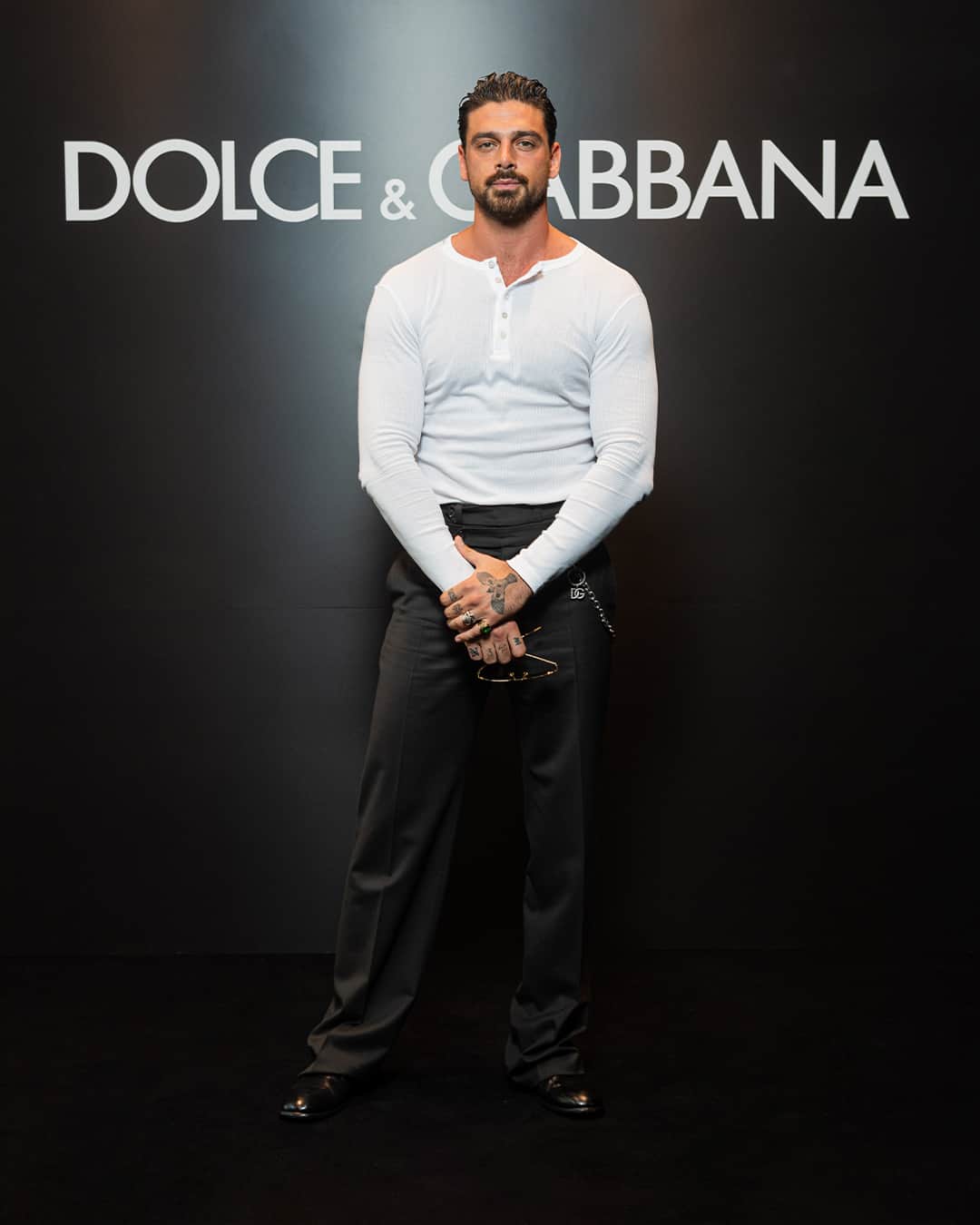 のインスタグラム：「Wearing total #DolceGabbana looks in attendance of the #DGSS24 Men’s Fashion Show “Stile” were @iammichelemorroneofficial, @pelayodiaz and @sunnysuljic.    Michele Morrone wore a white cotton #DGDNA Serafino top, styled with a pair of double waistband wool trousers and a black derby.    Pelayo Diaz wears a total look from his collection in collaboration with Dolce&Gabbana.    Sunny Suljic wears a Dolce&Gabbana total look.    #DGCelebs」