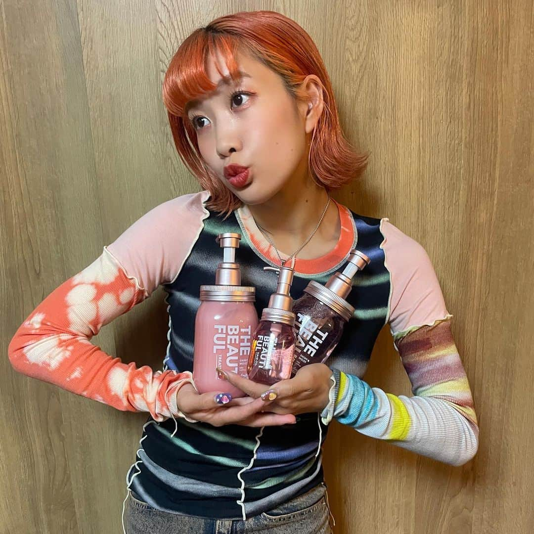 HANAのインスタグラム：「💇‍♀️🧡✨  いつも髪の毛を青にしたりオレンジにしたり🍊💙 ダンスの時のヘアアレンジで髪の毛を痛めまくってる 私に艶を与えてくれたのはこちらですっ🙋🏼‍♀️  ザ・ビューティフル by アミノメイソン  保湿成分であるコールドプレスの パワーシードオイル×NEOスーパーアミノ酸を 配合しているんだって🤔  神艶*のおかげでぶんぶん髪の毛を振り回して踊れるよっ🤭  全国のバラエティショップ、スギ薬局グループで 買えるみたいだから要チェックだよ✅✨  . . . #アミノメイソン #ザビューティフル #神艶 #PR @aminomason_official *メーカー比」