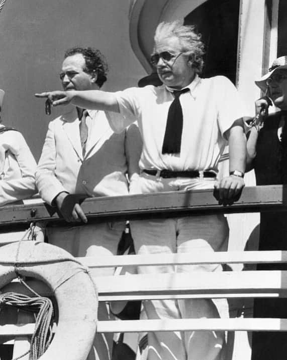 アルベルト・アインシュタインのインスタグラム：「#ThrowbackThursday: Einstein off the coast of Bermuda on June 6, 1935.」