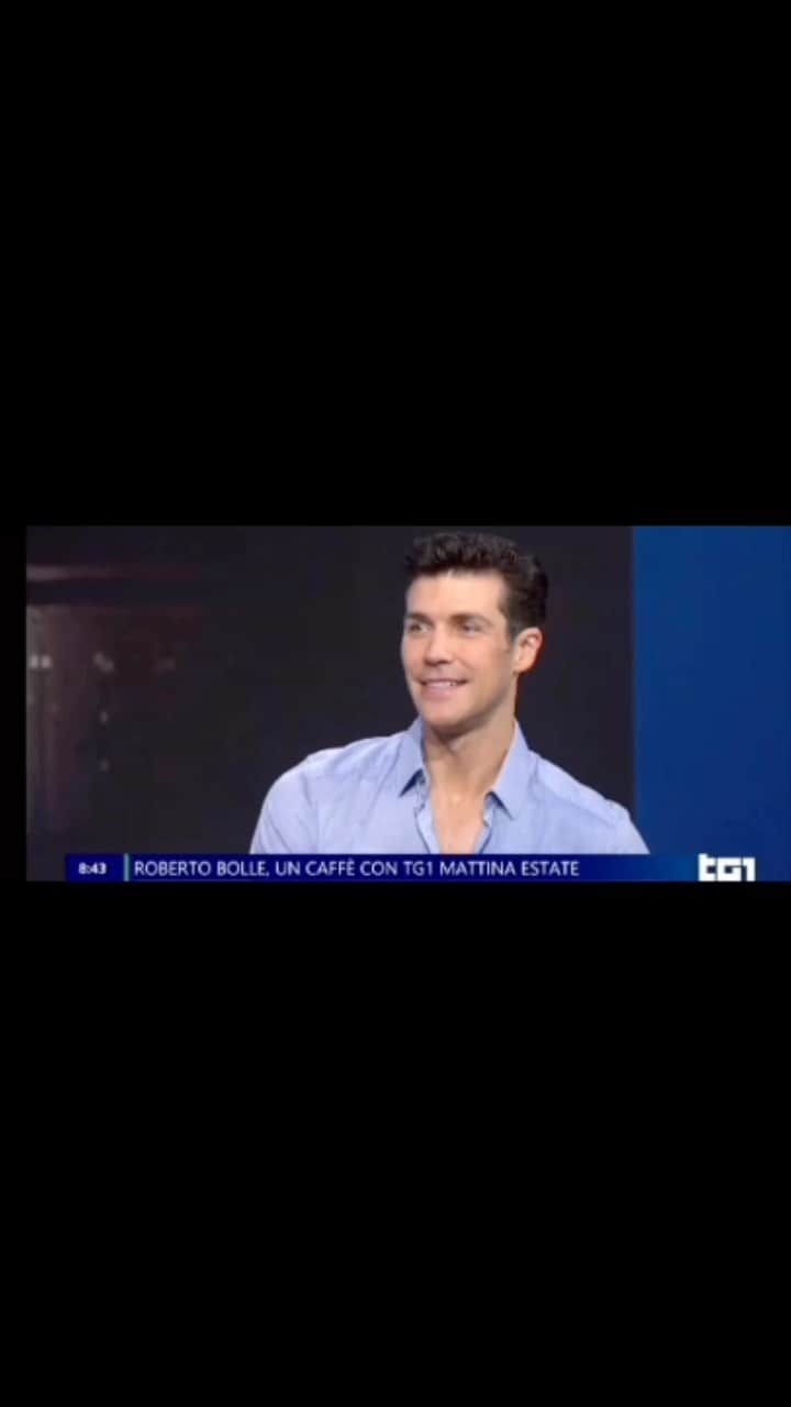 ロベルト・ボッレのインスタグラム：「Questa mattina in diretta @tg1_rai_official con @giorgiacardinaletti per prendere un caffè insieme e parlare del nuovo tour che sta per cominciare. Voi quale data avete scelto? ❤️  Roma Caracalla 11-12-13 luglio @opera_roma  Firenze 15 luglio @musart_festival  Verona 19 luglio @arenadiverona  Reggia di Caserta 22 luglio @scabecspa  Parchi di Nervi 27 luglio @festival_nervi  Taormina 29 luglio @taorminaoperastars_official @aiax_opera   @officialrobertobolle @ticketone.it @rai1official @raiplay_official @pamela.maffioli @_giadagiordano #robertobolleandfriends #bolletour2023」