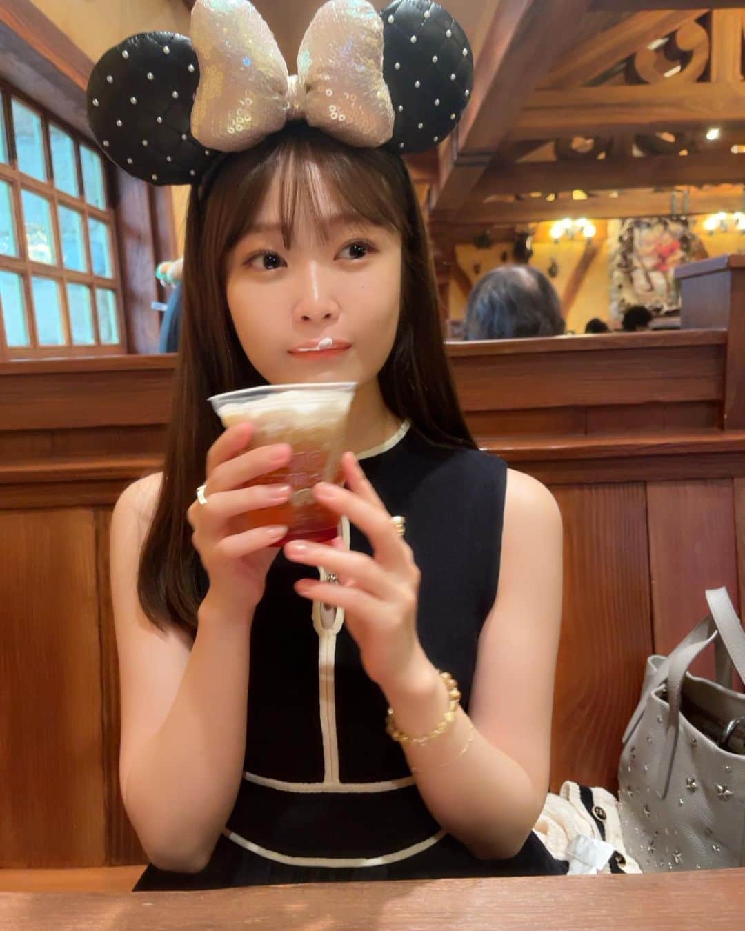 石森虹花のインスタグラム：「🥀🏰👑  初の美女と野獣アトラクション💠 音楽と世界観がすごかった、、 また行きたいっ！  かわいいカチューシャいっぱいあった🐭❣️  #ディズニーランド#ディズニー#美女と野獣#ディズニーコーデ#リリーブラウン#黒コーデ」
