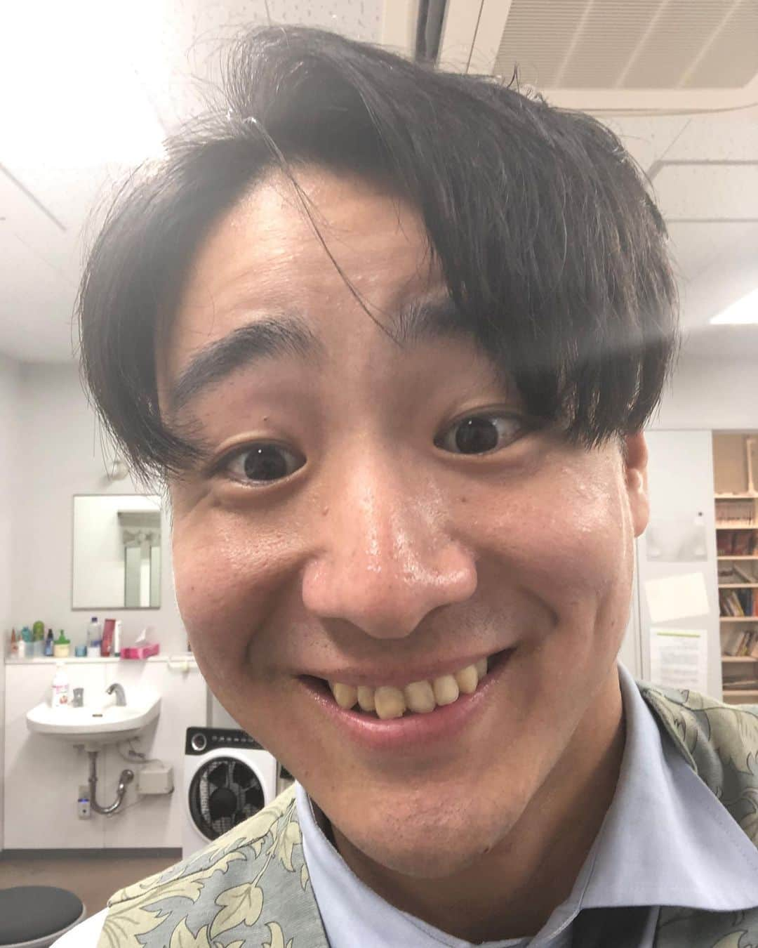 津田康平のインスタグラム：「理音に写真撮ってとお願いしたら。。。  もうあんまこれやらんて！！  スマホ初期に流行ったやつ！！  笑てもたけど！！  #田津原理音 #インカメ #よしもと漫才劇場」