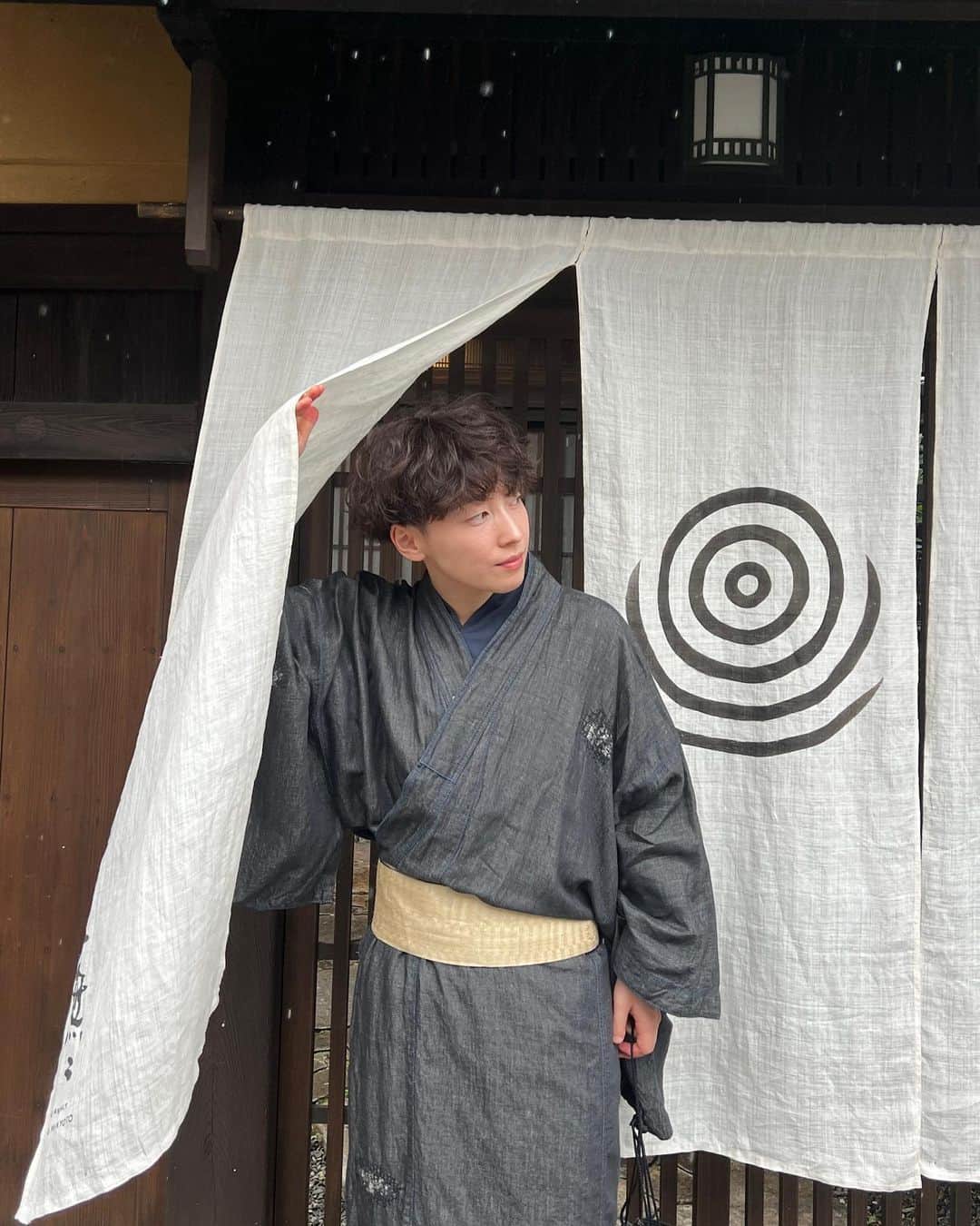 ひなたさんのインスタグラム写真 - (ひなたInstagram)「京都に行って参りました！  なにげに初めての着物で1日小股歩き生活をして昔の人の忍耐力を体感しました！ ちなみに日本が右側通行なのは左に挿してる刀が当たって喧嘩にならないように決められた決まりの名残りらしい。  ぎーにょはん、いつも連れ回してくれてありがとう♡ いつも楽しくてパタパタ飛んで行きそう🕊 写真もパシャパシャ撮ってくれてフォルダ壊れそう♡  👘@shosa_kyoto_official #花柄じゃない着物 #小股歩き」6月22日 22時14分 - imomuhi_nata