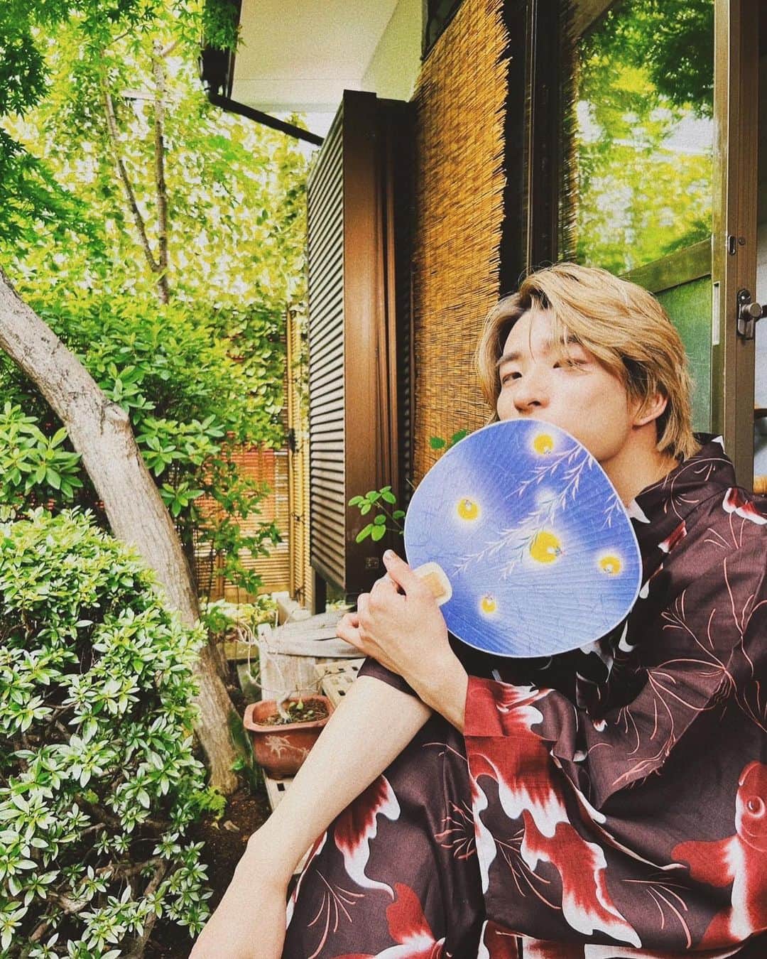 古幡亮（WATWING）のインスタグラム：「本日発売の @junon_jp 8月号 にWATWING掲載させて 頂きました🎐 浴衣久しぶりに着たなぁ。 あ。今年も夏が来た。 #WATWING#JUNON#オフショ #どんな口してるでしょうか #正解は😗でした」