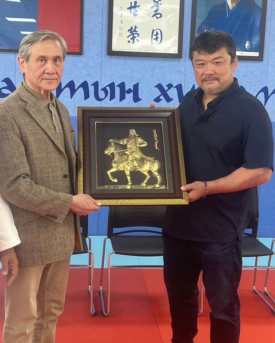 吉田秀彦のインスタグラム：「モンゴルの元大統領に記念品をいただきました！」