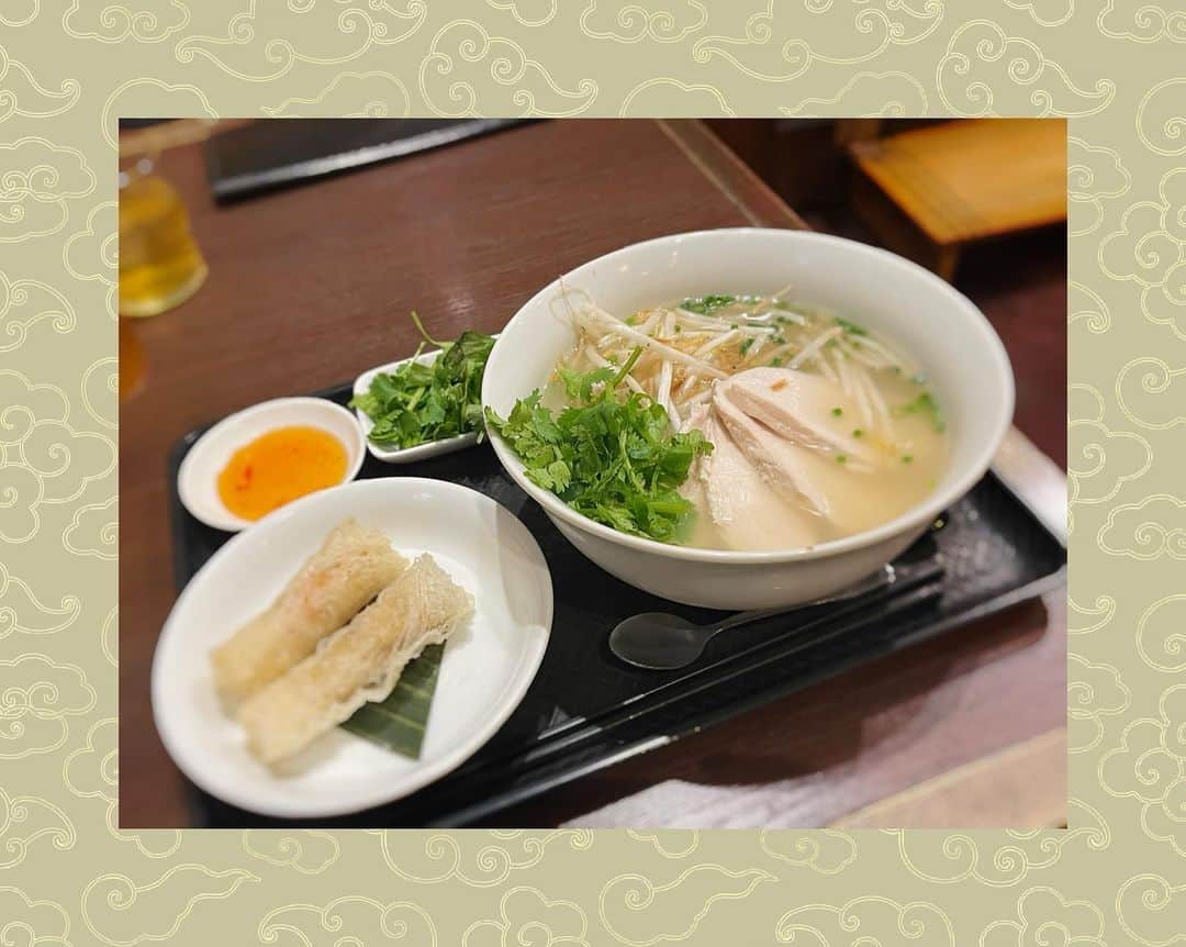 恒松あゆみのインスタグラム：「今日のお昼ごはんは、フォー。  午前中の仕事が早く終わったので、「よしっ、今のうちに食べよう！」とスタジオ近くのお店に突撃しました。  もっちもち&絶品スープのフォー。 味も音も美味しい揚げ春巻き。 さっぱりが最高な蓮茶ゼリー。  あああ、染み渡る〜・・・！！  小学校のボランティア活動、学童の面談、仕事と忙しい1日でしたが、美味しいランチのおかげで頑張れました。  お気に入りのお店が増えてにんまり。  近いうちに必ずまた行こう！   #フォー #パクチー #ランチ」