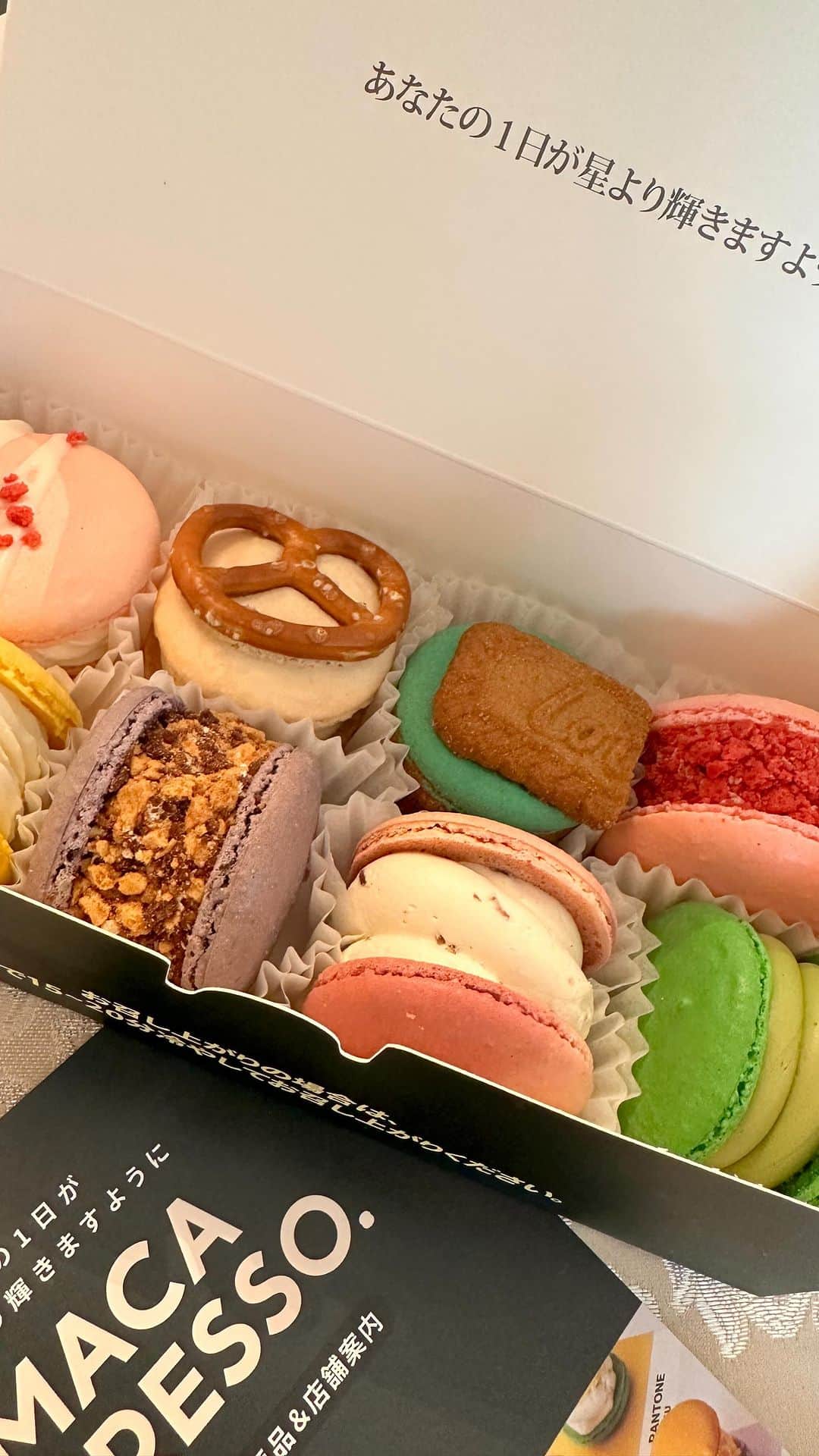 のインスタグラム：「MACAPRESSOのマカロン♡ @macapresso  カラフルでかわいくて色んな味があって美味しくて大好きだけど、更に心打たれたのは箱を開けたお客様に向けてのメッセージ‪‪❤︎‬「あなたの1日が星より輝きますように。」✩.*˚  私もプロデュースしてるバストクリームの箱に「あなたが毎日Happyになりますように♡」ってメッセージ入れてるから、つくり手側の想いがスゴく伝わって好き💕  私は、GINZA SIXで買ったけど、通販サイトもやってるょ♡ アカウントをチェックしてね🎵💕  #MACAPPESSO #マカロン #太っちょマカロン #スイーツ女子 #美味しいもの食べてる時が幸せ #お客様へのメッセージ」