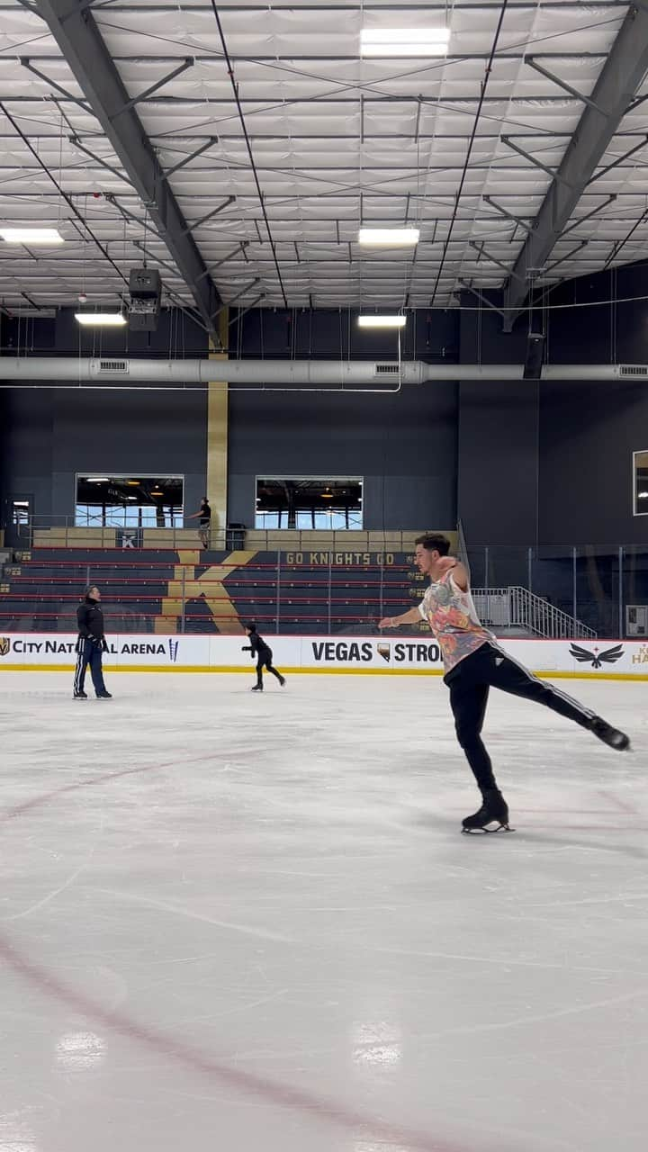 ダニエル・サモーヒンのインスタグラム：「🌪️🌪️🌪️  • • • • • #teamsamohin #beauty_stef #improvement #workhardplayhard #sanjosesharks #lasvegasicecenter #lasvegas #teamwork #iceskating #jumps #workout #womenswear #girlpower #figureskating #isu #usfsa #coaches  #goldenknights #trainer #strength #winterolympics #hardwork #positivevibes #icerink #whitewolfblackwolf #johnwilsonblades #edeaskates #lululemon #citynationalarena」