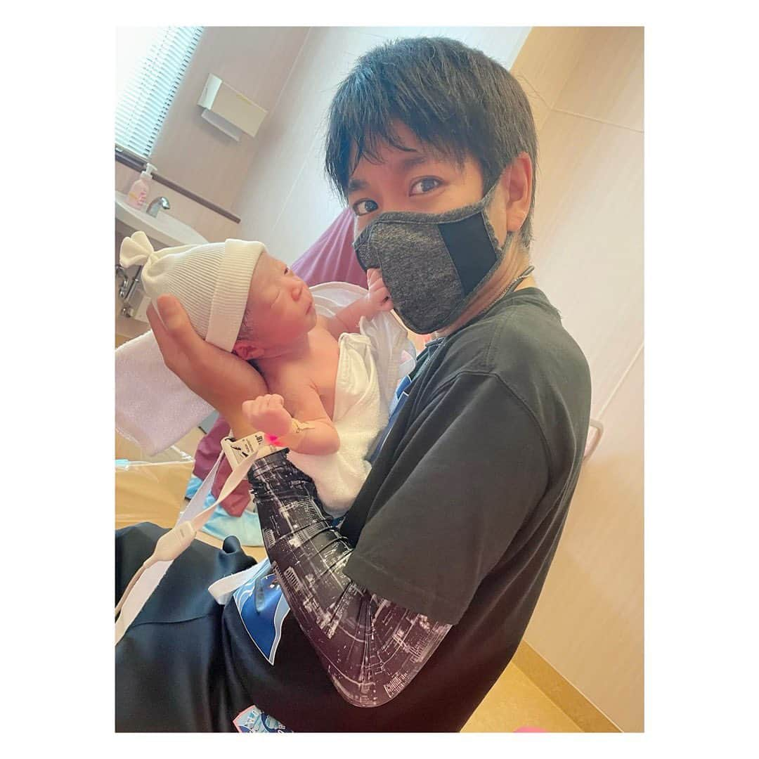 柳野玲子さんのインスタグラム写真 - (柳野玲子Instagram)「👶出産のご報告👶 昨日、6月22日午前10時8分に #第二子 を出産しました🥰 元気な #女の子 です💓  今回は夫が #立ち会い できたのでとても心強かったです🙇‍♀️✨ 一緒に #睡眠不足 になりながら #陣痛中 も付き合ってもらい、直前に呼ぶまで #病院 の近くでずっと待機しててくれました🥲  #経産婦 なので前回の出産のことを考えると今回は更に進みも早そうと言われていましたが、 #前駆陣痛 からなかなか #本陣痛 に繋がらず予想外の展開に🥲  本陣痛後は一気に #お産 が進んで #分娩時間 は44分と #安産 でした🥲💓  #出産 はやはり #壮絶 💦 でも無事に産まれてくれて、元気な #産声 をあげてくれて、本当にホッとしました‼️ 小さな身体で頑張ってくれて、私たち家族の元に来てくれて #ありがとう 🥲💓  これから #家族 ４人で楽しく更に幸せな日々を過ごせるよう、頑張ります🥰 応援してくださった皆さん、ありがとうございました💓  #出産レポ #赤ちゃん #赤ちゃんのいる生活 #立ち会い出産 #高齢出産 #二児の母 #二児ママ #新生児 #感謝」6月23日 7時40分 - yanaginoreiko