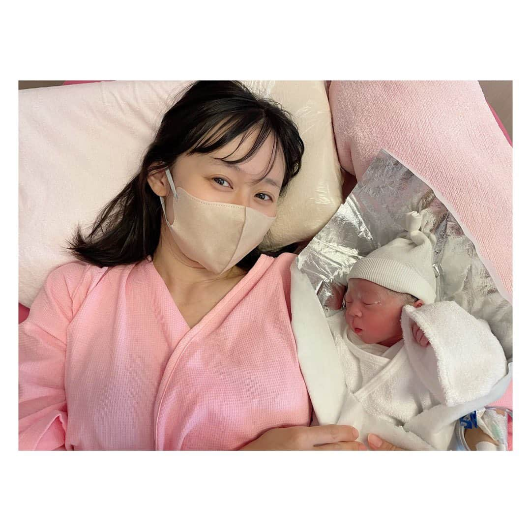 柳野玲子さんのインスタグラム写真 - (柳野玲子Instagram)「👶出産のご報告👶 昨日、6月22日午前10時8分に #第二子 を出産しました🥰 元気な #女の子 です💓  今回は夫が #立ち会い できたのでとても心強かったです🙇‍♀️✨ 一緒に #睡眠不足 になりながら #陣痛中 も付き合ってもらい、直前に呼ぶまで #病院 の近くでずっと待機しててくれました🥲  #経産婦 なので前回の出産のことを考えると今回は更に進みも早そうと言われていましたが、 #前駆陣痛 からなかなか #本陣痛 に繋がらず予想外の展開に🥲  本陣痛後は一気に #お産 が進んで #分娩時間 は44分と #安産 でした🥲💓  #出産 はやはり #壮絶 💦 でも無事に産まれてくれて、元気な #産声 をあげてくれて、本当にホッとしました‼️ 小さな身体で頑張ってくれて、私たち家族の元に来てくれて #ありがとう 🥲💓  これから #家族 ４人で楽しく更に幸せな日々を過ごせるよう、頑張ります🥰 応援してくださった皆さん、ありがとうございました💓  #出産レポ #赤ちゃん #赤ちゃんのいる生活 #立ち会い出産 #高齢出産 #二児の母 #二児ママ #新生児 #感謝」6月23日 7時40分 - yanaginoreiko