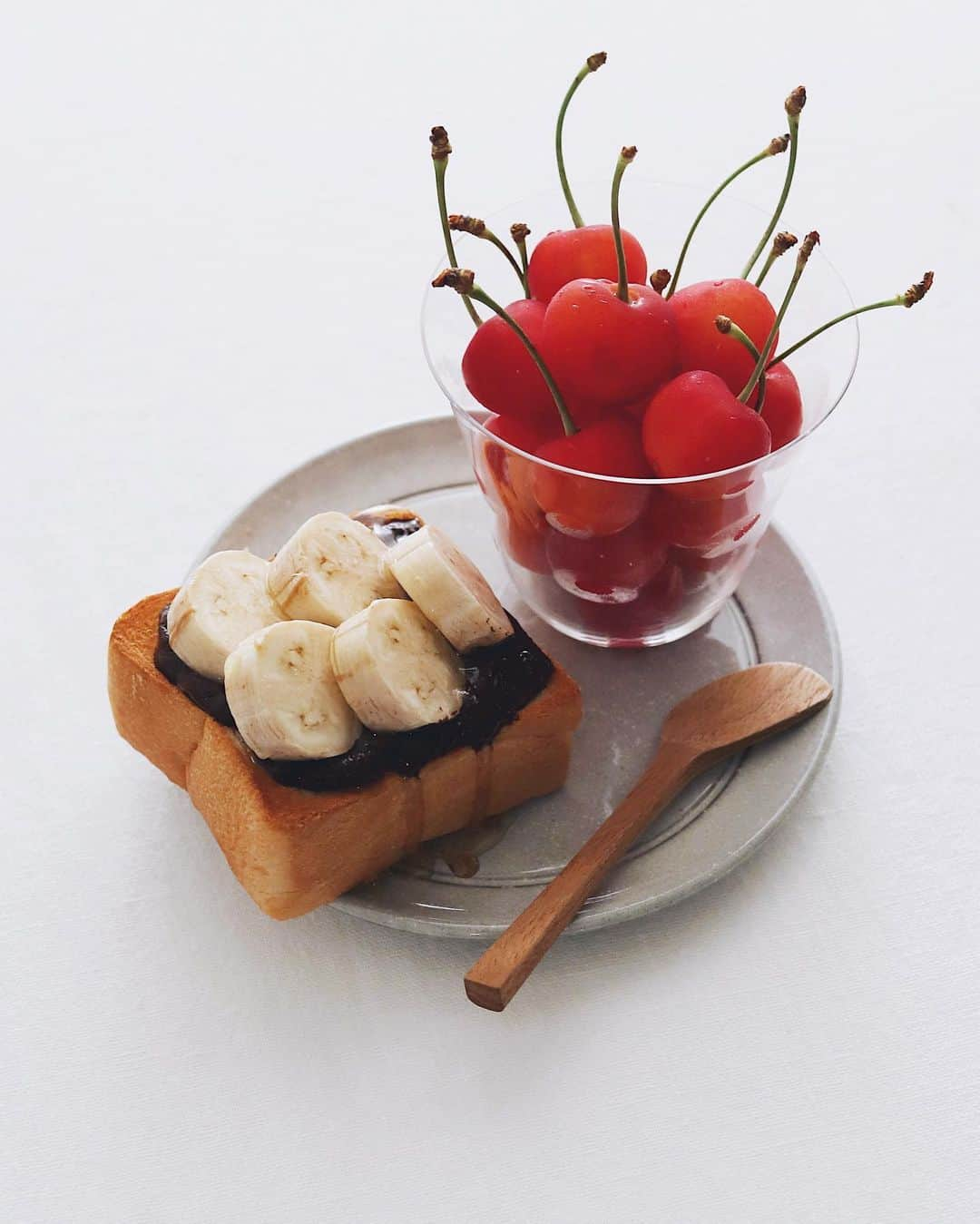 樋口正樹さんのインスタグラム写真 - (樋口正樹Instagram)「Today's breakfast 🍒 . 今朝はバナナトーストと 食べ頃の大粒サクランボ🤗 . . #朝ごはん #バナナトースト #サクランボ #朝フルーツ #長時間発酵ブレッド #タカキベーカリー #takakibakery #🍒」6月23日 7時50分 - higuccini