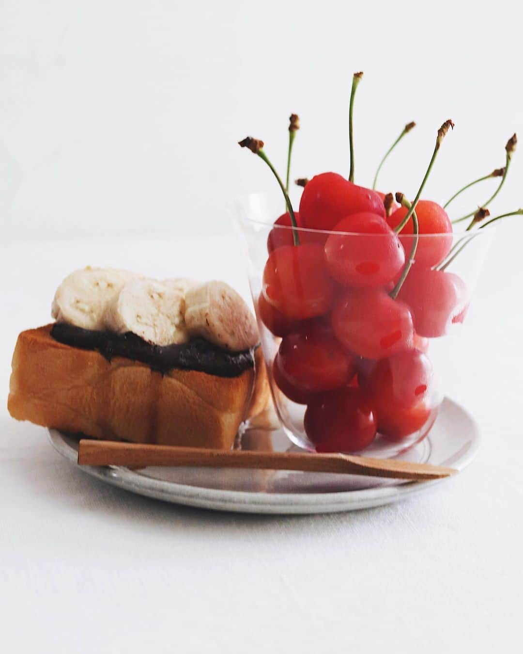 樋口正樹さんのインスタグラム写真 - (樋口正樹Instagram)「Today's breakfast 🍒 . 今朝はバナナトーストと 食べ頃の大粒サクランボ🤗 . . #朝ごはん #バナナトースト #サクランボ #朝フルーツ #長時間発酵ブレッド #タカキベーカリー #takakibakery #🍒」6月23日 7時50分 - higuccini