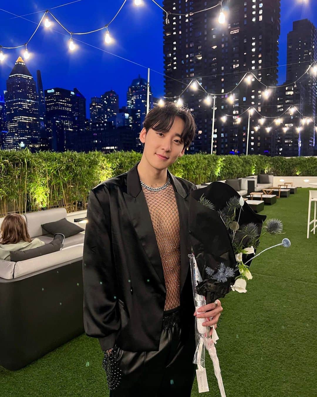 ケビン のインスタグラム：「Thanks for showing so much love at #lovesongsforpride 🖤  It was such a blast to perform with my friends for a meaningful cause! More performance pics coming soon🍀 昨日ライブストリーミングからたくさんの応援ありがとう！最高に楽しかったです！ 어제 라이브스트리밍으로 많이 응원해줘서 넘 고마워요 클로버! 오랜만에 무대에서 노래할 수 있어서 기뻤어요!  styling: @xx_anaka_xx  venue: @thegreenroom42  sponsor: @elorea」