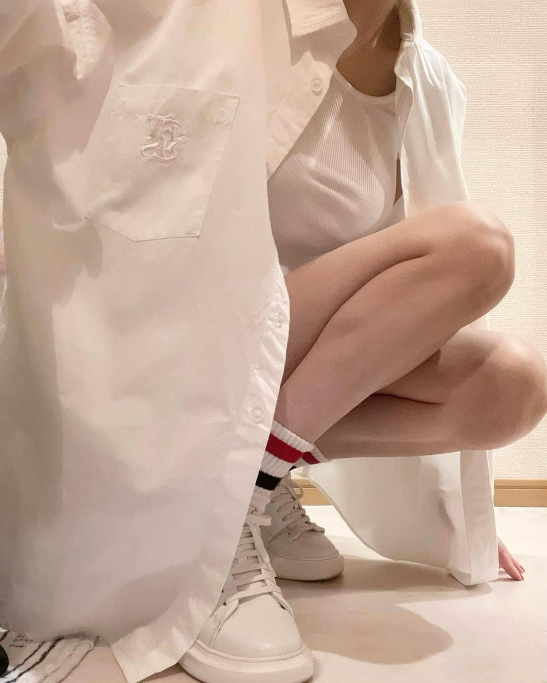 南キカのインスタグラム：「即決でゲットしたお気にシャツ♡ 難点はスチームアイロンしても中々シワ伸ばしが 大変すぎるってとこ。 たまーに着る事にしよ🙄」