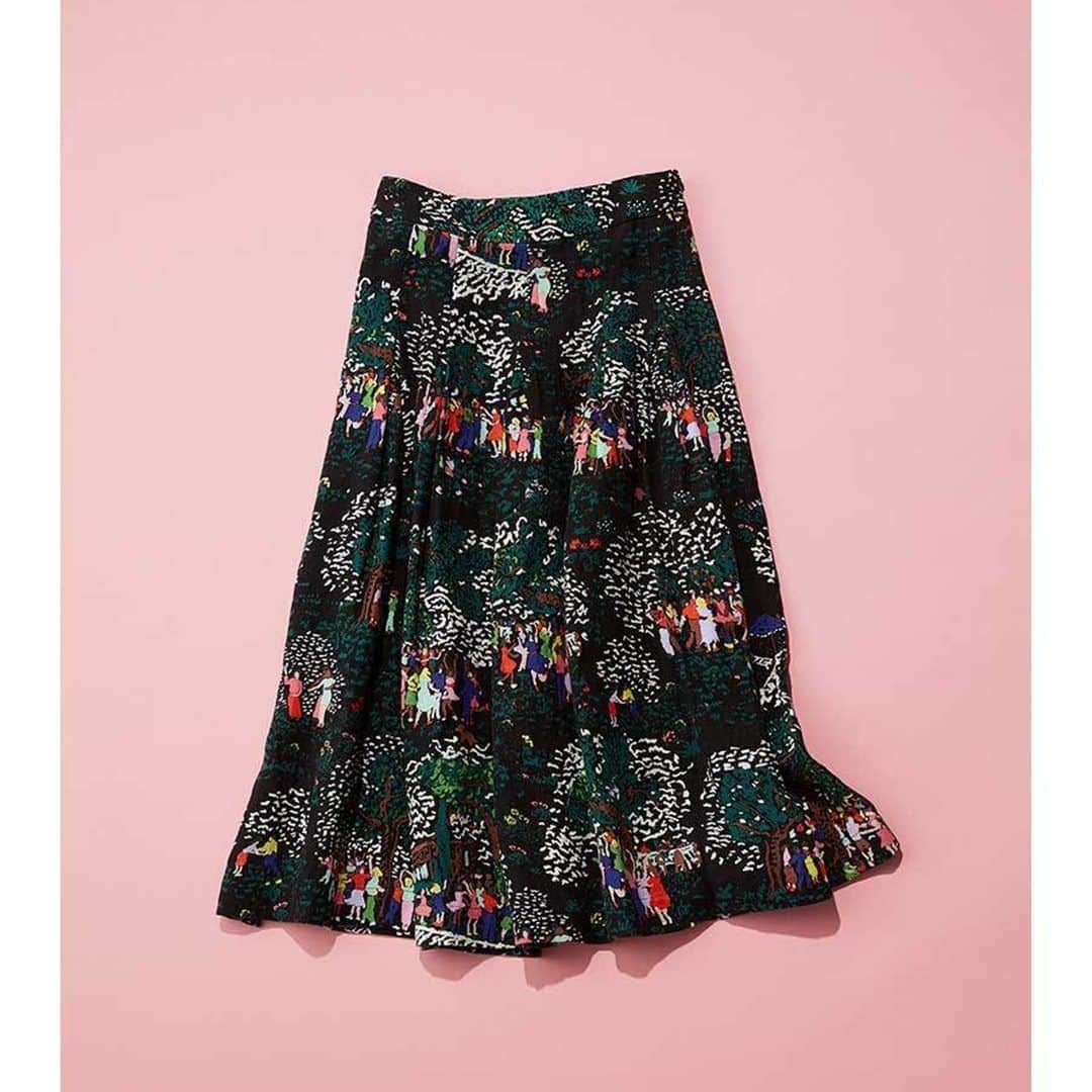 Marisolさんのインスタグラム写真 - (MarisolInstagram)「. インパクトデザインのスカート編 「2023春夏 これ買っちゃいました！」 ------------ スカート派に新風！  今年はインパクトデザインでアップデート ------------  ☞画像をスワイプしてチェック！  1枚目： ミー プリントスカート  「大胆なプリント柄にひと目惚れ。 お出かけムードも相まって、主役感のあるスカートが気分です。 アノラックトップスやTシャツなど、スポーティなアイテムで ラフに着崩して、カジュアルスタイルで楽しんでいます。」 （エディター発田美穂さん）  スカート￥48,400／サードマガジン（ミー）  2枚目： メドモワゼル 花柄スカート  「柔らかな素材とヴィンテージムードが漂う小花柄が、女っぷりを演出。 ウエストがゴムなのも、マリソル世代には嬉しいポイントです。 トレンドに左右されないデザインで、ワードローブの定番になりそう。」 （Marisol編集部　Y本）  スカート（参考商品）／Marisol（メドモワゼル）  3枚目： エブール チェックスカート  「マルチカラーなチェックがパッと目を惹き、一点投入で コーディネートの主役になれるスカート。 透け感のある軽やかな素材とたっぷりと入ったプリーツで、 カジュアルになりすぎず、上品にまとまります。」 （スタイリスト池田メグミさん）  スカート￥97,900／ebure GINZA SIX店（エブール）  4枚目： カレンソロジー プリントスカート  「甘めの小花柄×モノトーンに惚れ込み即決。 普段はシンプルなコーディネートが好きなので、 これ一枚でスタイリングがグッとしまって、いいアクセントに。 タイトなシルエットと丈感もお気に入り。」 （スタイリスト門馬ちひろさん）  スカート￥27,500／カレンソロジー 青山（カレンソロジー）  5枚目： アンデコレイテッド ラップスカート  「コーデにスパイスを効かせながら、ヒップラインを隠してくれる優秀さ。ハリのあるコットン素材とボリュームたっぷりのシルエットがドラマティック。優しいブルーが重くなりすぎず、爽やかな印象にしてくれます。」 （スタイリスト大谷玲奈さん）  スカート￥38,500／アンデコレイテッド  #marisolmagazine　#マリソル　#アラフォーコーデ　#40代コーデ　 #40代ファッション　#アラフォーファッション　#夏トレンド　 #夏コーデ　#夏ファッション　#fashion　#ootd  #k3andco　#DEPAREILLE　#hyke #aton　#rhc  #柄スカート　#ロングスカート」6月23日 8時00分 - marisolmagazine