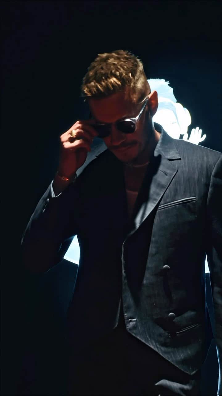 aleksmusikaのインスタグラム：「“Everybody knows but no one’s saying nothing”  @musika 1of1  #couture 🎸  #mensfashion #designer #suiting #oasis #redcarpet #1of1 #bespoke shout out to the Gallagher’s @liamgallagher @themightyi and 🎥  @gilrodmedia」
