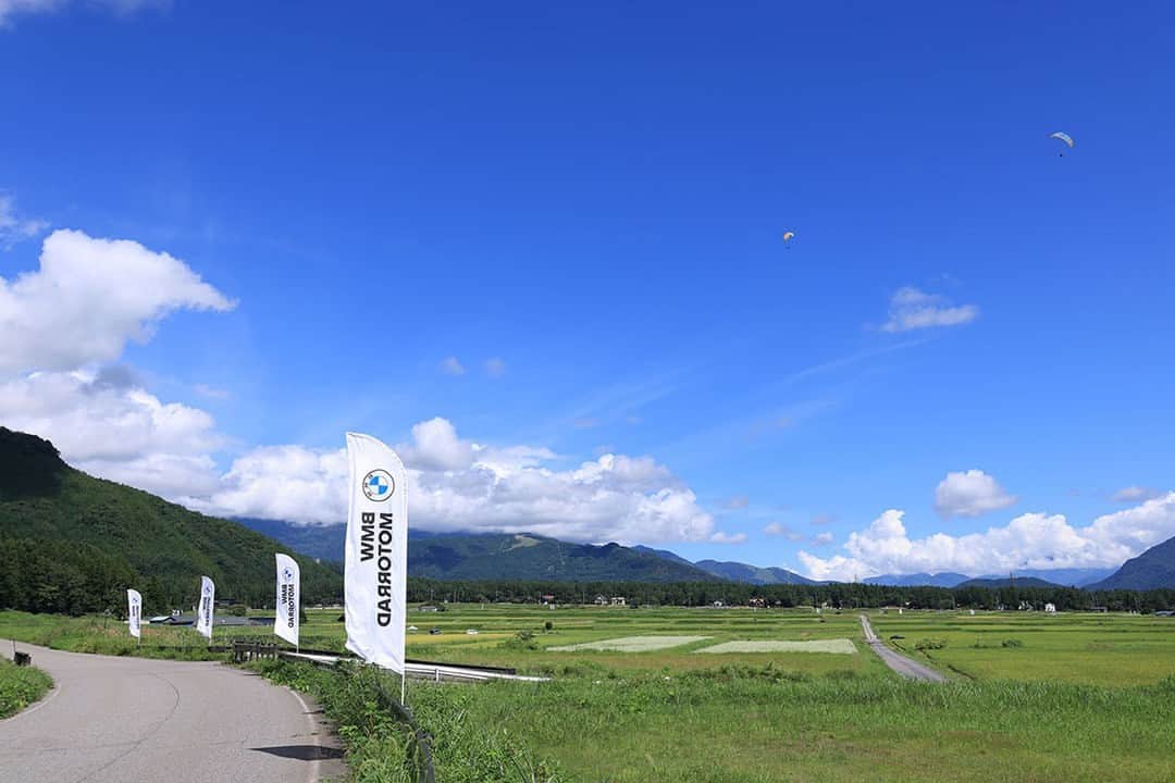 BMW Motorrad Japanさんのインスタグラム写真 - (BMW Motorrad JapanInstagram)「9/9(土)-10(日)に開催するBMW MOTORRAD DAYS JAPAN 2023の最新情報を更新しました！  名物のヒルクライムコンテストや豚の丸焼き、オンロード＆オフロード試乗会など、大人気のコンテンツの詳細を特設サイトに掲載中です。  詳しくはBMW Motorrad Japan のWebサイトをご覧ください。  #MakeLifeARide #BMWMotorrad #MOTRRADDAYSJAPAN #MOTORRADDAYS #モトラッドデイズ  #BMWモトラッド #駆けぬける歓び」6月23日 8時00分 - bmwmotorradjapan