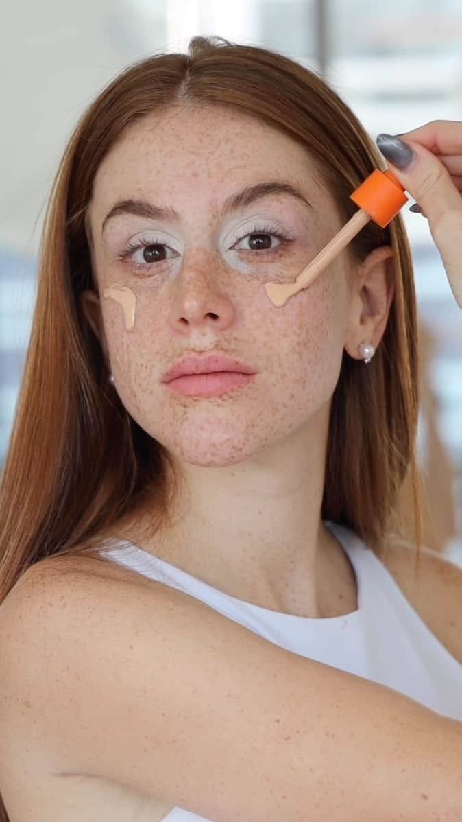 マリ・マリアのインスタグラム：「Make com tons off white 🤍 Olhos 👀  Paleta de sombras @marimariamakeup  Nude palette BT velvet @linhabrunatavares off white  Cilios foxy  Pele Base ( sendo trabalhada ainda) Usei a velvet bege claro 1 @marimariamakeup  Pó sugar coat  Contorno @hudabeauty  Blush 💗 lança em julho   Boca 👄  Usei o lápis 🤫 Gloss fire kiss bubblegum」