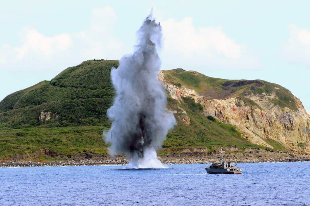 海上自衛隊さんのインスタグラム写真 - (海上自衛隊Instagram)「6月20日～29日、海上自衛隊は硫黄島周辺において、令和5年度実機雷処分訓練及び掃海特別訓練を実施しています。実任務に即応できる経験者層の拡充と装備武器等の能力の確認及び #米海軍 との共同作戦能力の向上を目的としています。🇯🇵⚓🇺🇸  #機雷処分 #掃海 ＃#日米同盟   23-29 JUN #JMSDF conducted a bilateral EX(Mine Hunting and Mine spotting by EOD) with @USNavy vicinity of Iwo-To. The purpose is to expand the number experienced personnel who can respond immediately to actual missions, and to improve joint operational capabilities with the USN.」6月23日 8時30分 - jmsdf_pr