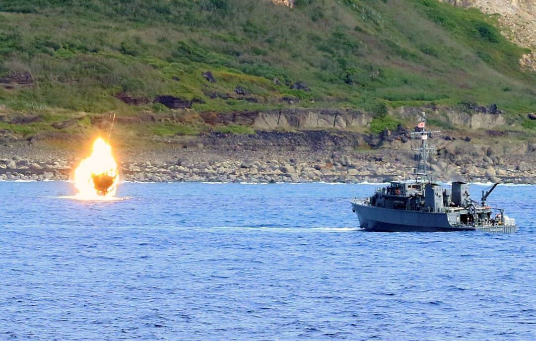 海上自衛隊さんのインスタグラム写真 - (海上自衛隊Instagram)「6月20日～29日、海上自衛隊は硫黄島周辺において、令和5年度実機雷処分訓練及び掃海特別訓練を実施しています。実任務に即応できる経験者層の拡充と装備武器等の能力の確認及び #米海軍 との共同作戦能力の向上を目的としています。🇯🇵⚓🇺🇸  #機雷処分 #掃海 ＃#日米同盟   23-29 JUN #JMSDF conducted a bilateral EX(Mine Hunting and Mine spotting by EOD) with @USNavy vicinity of Iwo-To. The purpose is to expand the number experienced personnel who can respond immediately to actual missions, and to improve joint operational capabilities with the USN.」6月23日 8時30分 - jmsdf_pr