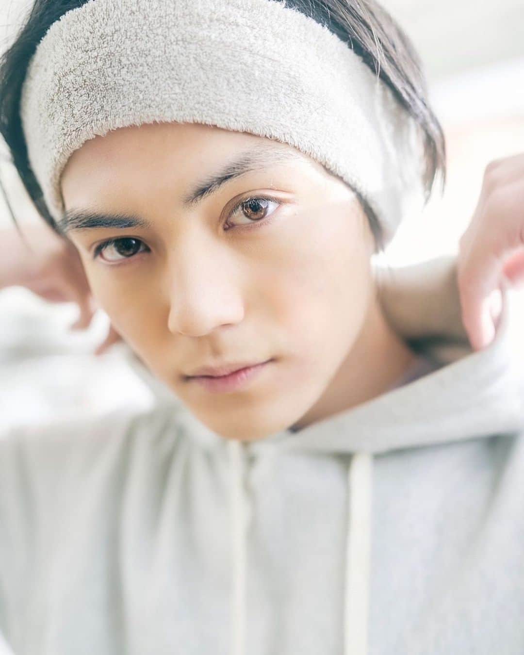 のインスタグラム：「【お知らせ】  僕簡秀吉の…  1st写真集が発売されます!  写真集の発売をいつも応援してくださる皆さんに発表できてすごく嬉しいですし、支えてくださるスタッフの皆様にも感謝の気持ちでいっぱいです。  東京都内と伊豆大島という、日常と自然の対照的な場所で撮影をしてきました🌳 こんなに素敵な写真集を作っていただけるなんて 1 年前では考えられなかったので、本当に感慨深い思いです。 二十歳になり、もっともっと大人になっていく僕が満載です。 今の僕の全てを見てください!  発売日は8月31日（水）に決定！！！  写真集の発売を記念して、下記日程で発売記念イベントの開催が決定しました！🙌 詳細は追々僕のSNSから発信していきますので チェックしてね🫰🏻  本当に嬉しいです！ 皆さんに直接お会いできるのを楽しみにしています。  2023 年 9 月 2 日(土) 大阪 HMV&BOOKS SHINSAIBASHI  2023年 9 月 3 日(日) 東京 HMV&BOOKS SHIBUYA 詳細は各書店 HPでご覧ください！」