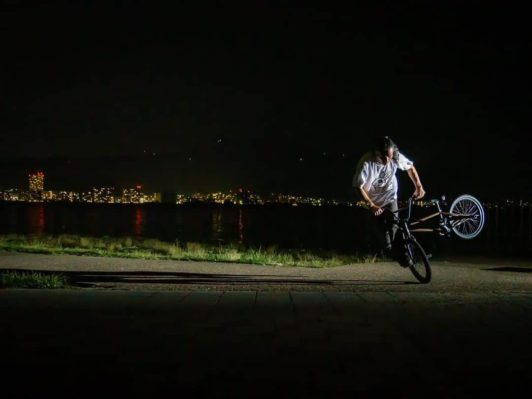 宇野陽介さんのインスタグラム写真 - (宇野陽介Instagram)「BMXには、様々な種類があります。幅広く様々なジャンルにチャレンジしてみたい！ライダーにはSWORD CMPLETE BIKE が、オススメです！  ルックス、フレームバランスは、プロモデル譲りで。 内容も、4本アルミペグ、ジャイロローター、フリーコースター、前後Uブレーキ、クロモリ3ps クランクなど全ての機能が全て装備された1台です！  SWORD 2023  Color: Mat Black, M.GRAY,M.D.BROWN   Frame: SWORD Top Tube Length : 495mm(19.5″) Rear Center : 325mm(12.8″) Head Angle : 75° Seat Angle : 71° Rear End size : 10mm Head Tube : INTEGRATED Fork : SWORD off set 16mm Fork Bar : SWORD Bar Rise 210mm, Width 700mm, Back Sweep 9° Stem : STEM 50mm Grip : Black Grip Gyro : Normal type Brake Lever : Tektro XL510 Brake Lever Brakes : Tektro 907A U-Brake Crank : Cr-mo 3pcs Crank 170mm BB : Sealed Bearing,Spanish BB Chain : KMC Z410A NP/BR Seat: 198x118mm Black Seat Post: 25.4x200mm Include with Seat Sproket : STEEL Ring 25T Pedal : Plastic Pedal Rims : Black 36H Spoke : #14 Stainless, Black Rear Hub : ARESBIKES 9T Freecoaster 36H 10mm AXLE Front Hub : 36H ALLOY Lose Ball 10mm Tires : ARESBIKES A-Class 20 × 1.90 Pegs : Alloy Peg 38mm x 110mm  photo by @sk131043 📸  #aresbikes  #bmx #flatland #street #freestyle #ug #madbuny #dvsshoes  #sword #bmxculture  #streetculture」6月23日 8時42分 - yorkuno